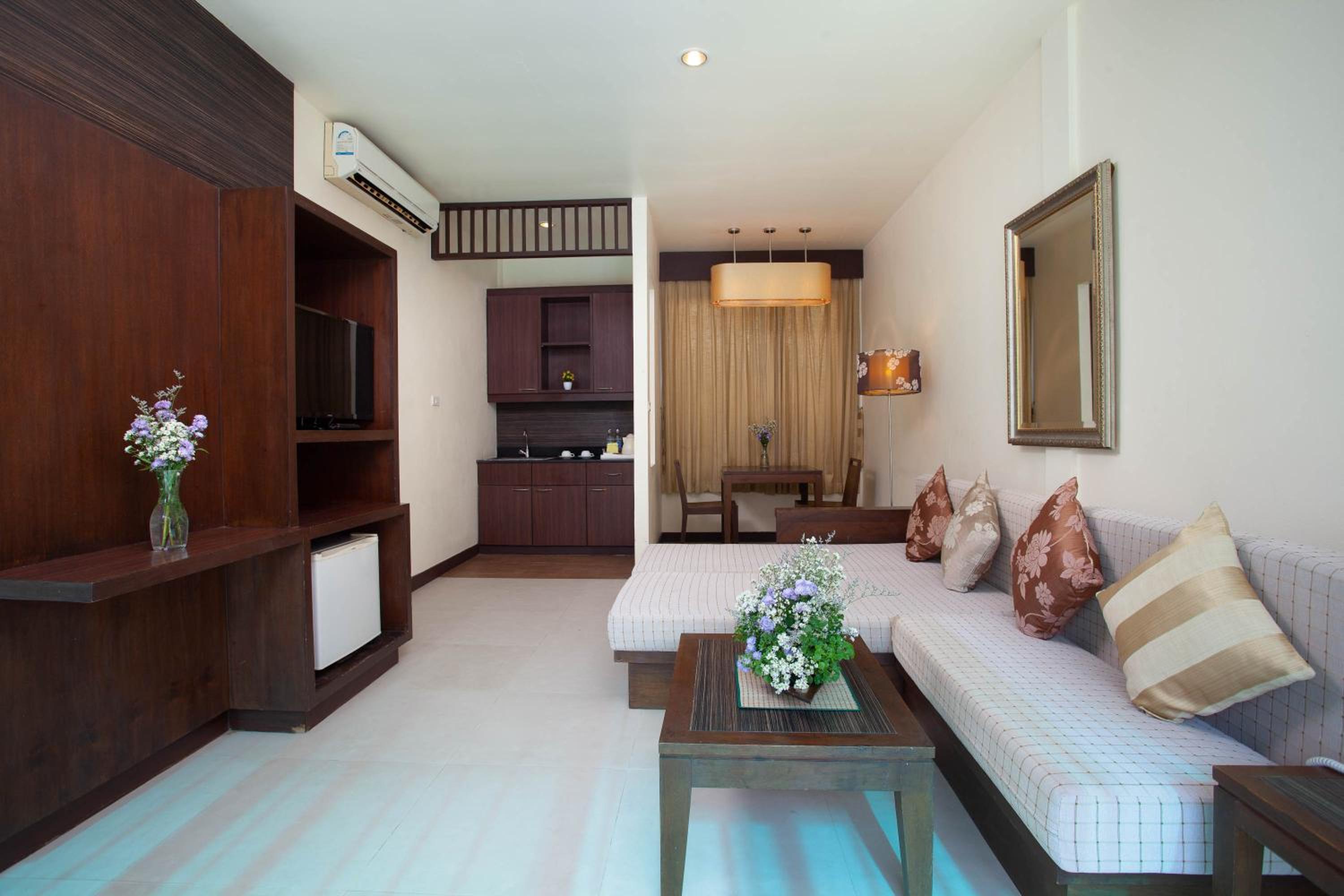 Courtyard Suite - Photo 4