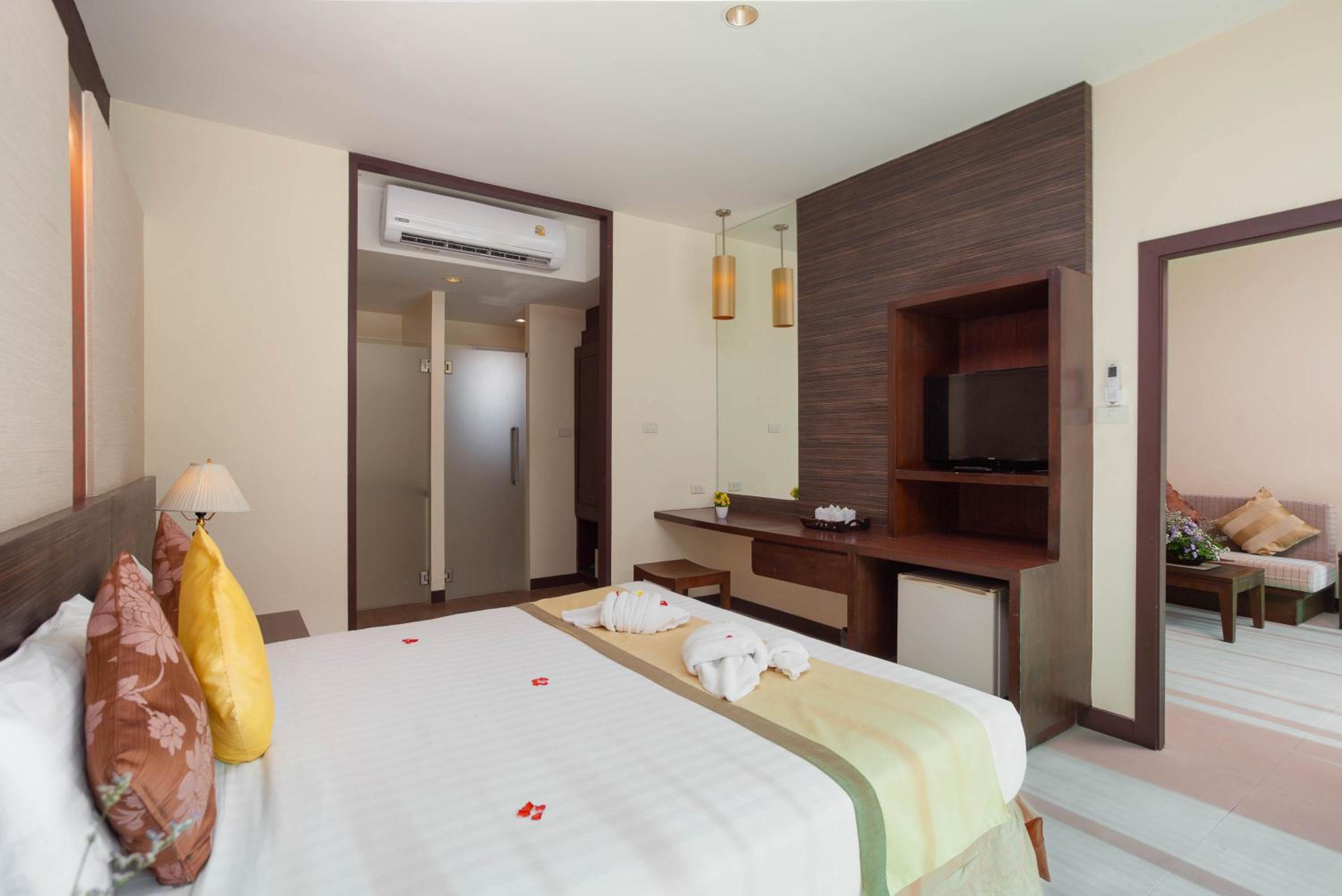 Courtyard Suite - Photo 2