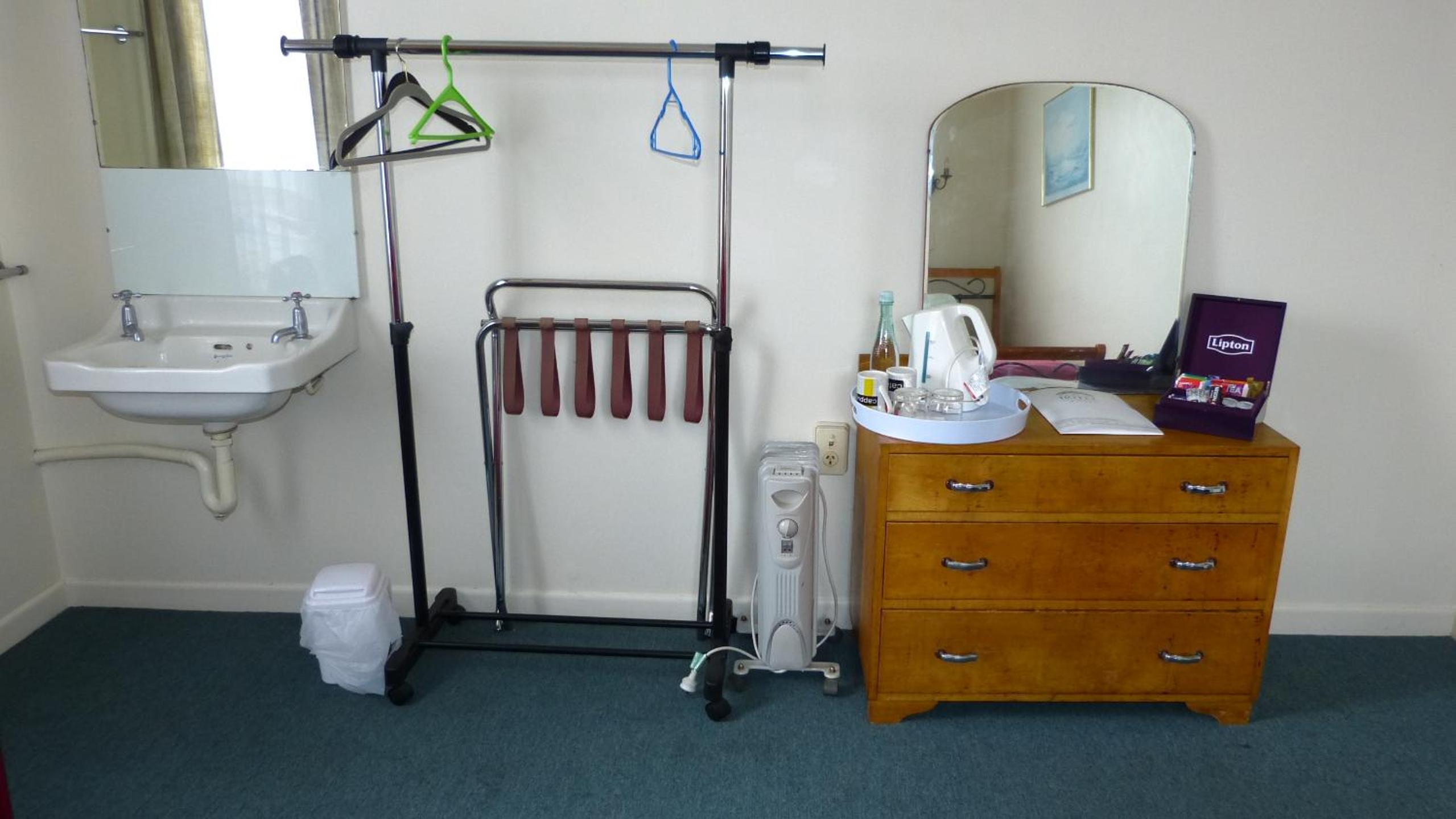 Single Room with Shared Bathroom photo 3