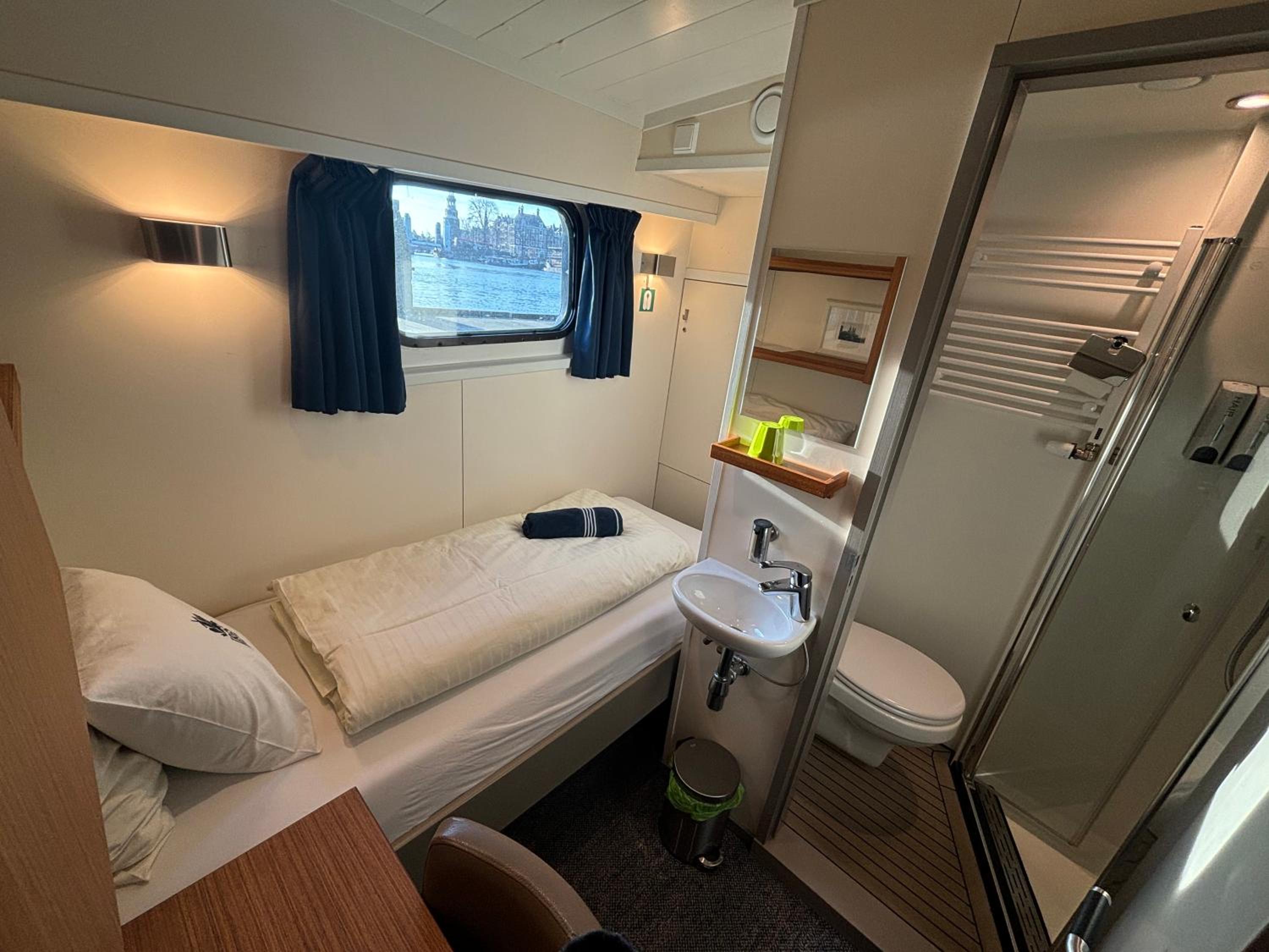 Single Room with Bathroom photo 2