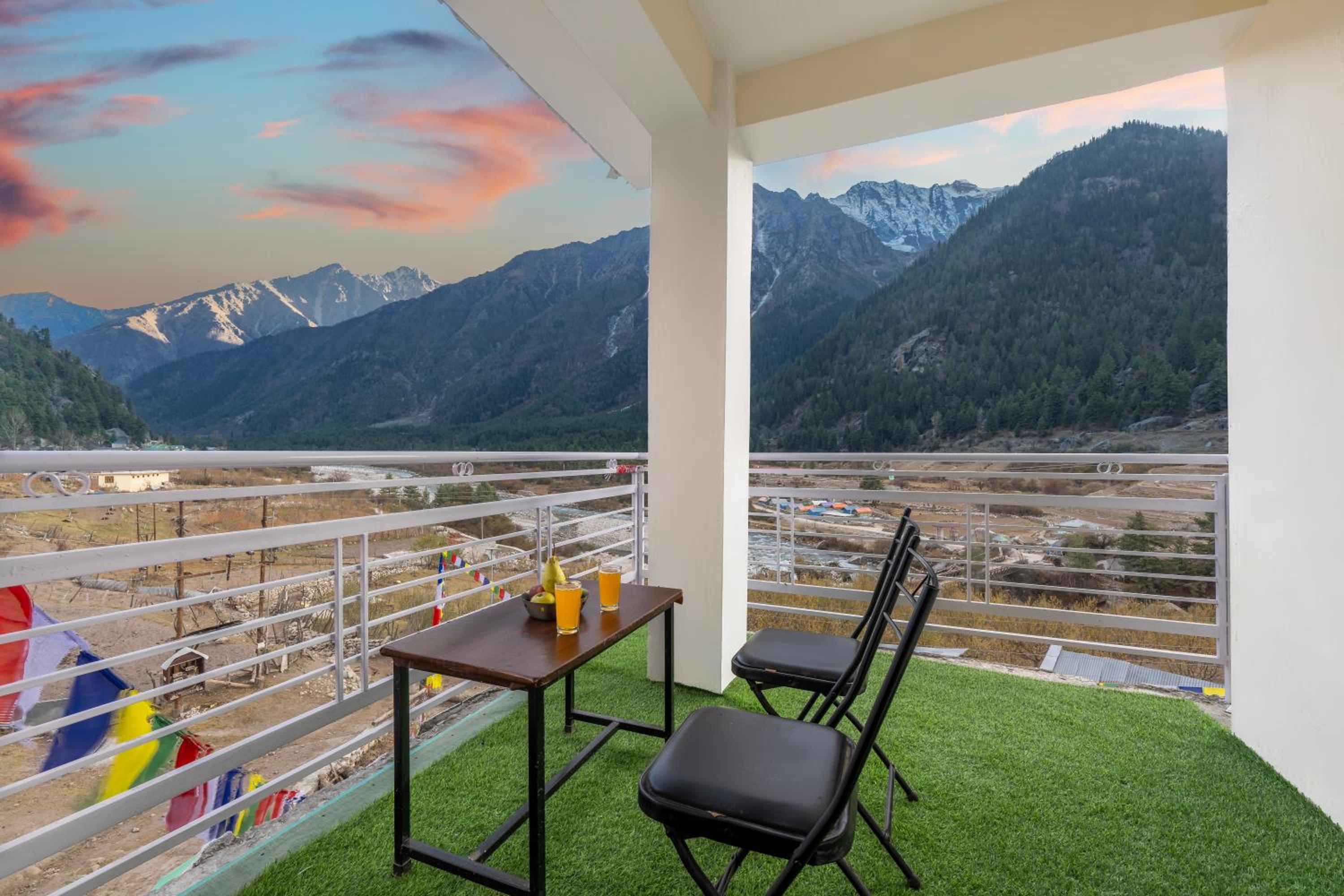 Deluxe Double Room with Balcony photo 3