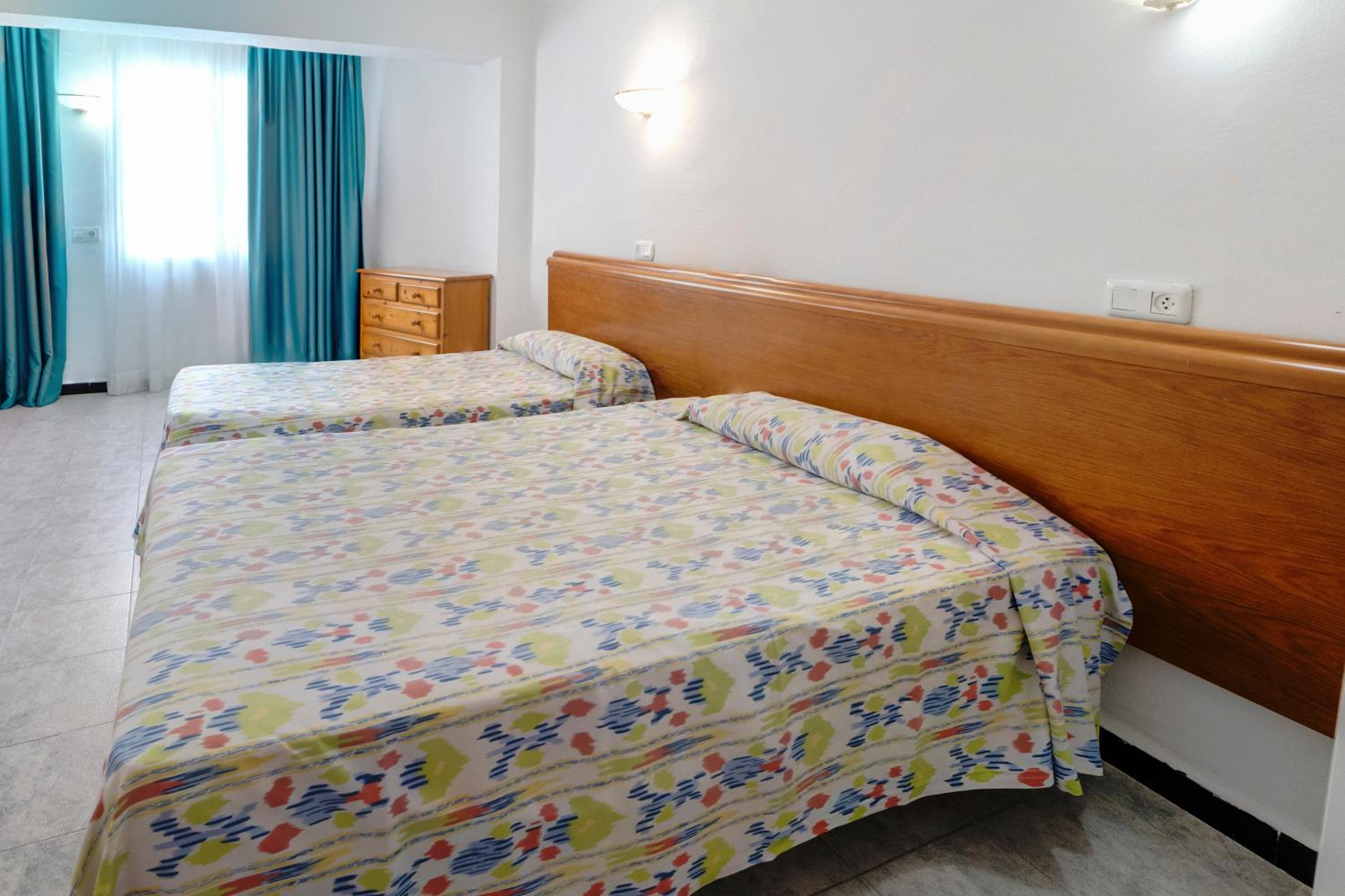 Large Premium Room (2 Adults + 1 Child up to 14 years) - Photo 1
