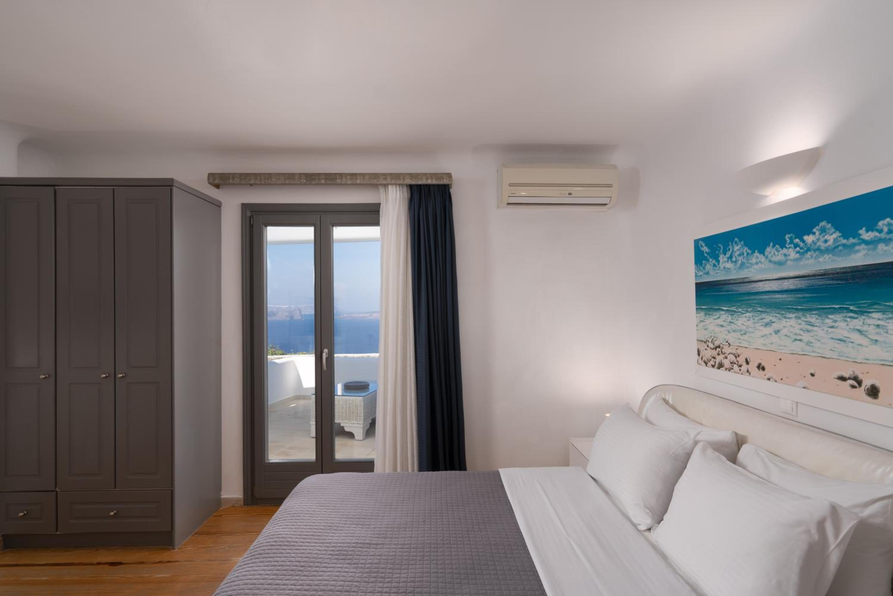 Serenity Villa with caldera view, heated pool & hot tub in private garden