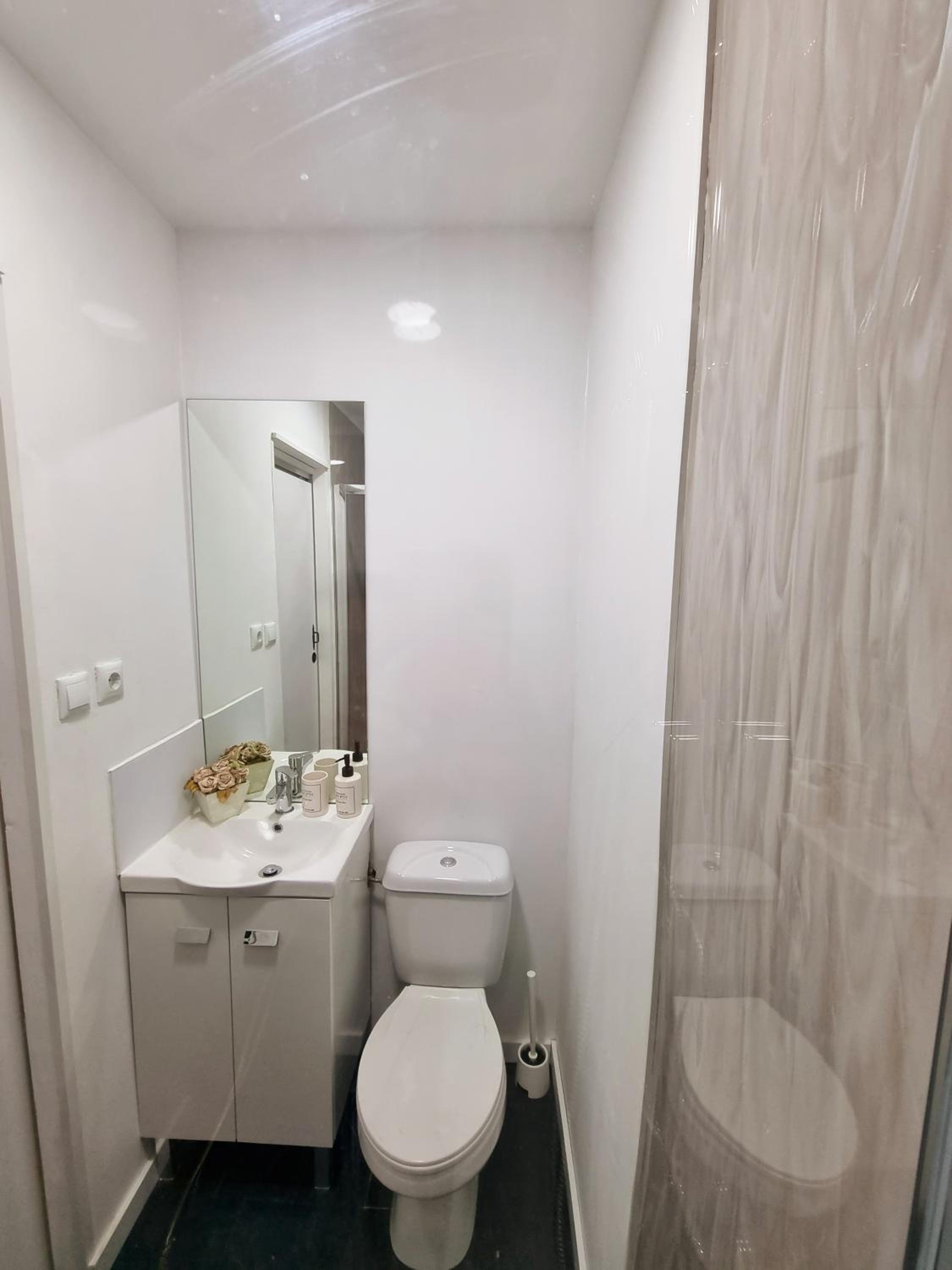 Single Room with Private External Bathroom thumbnail 5