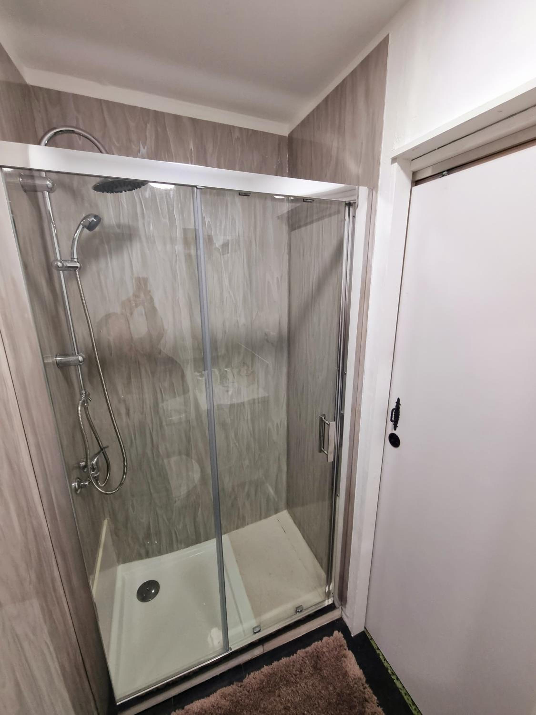 Single Room with Private External Bathroom thumbnail 6
