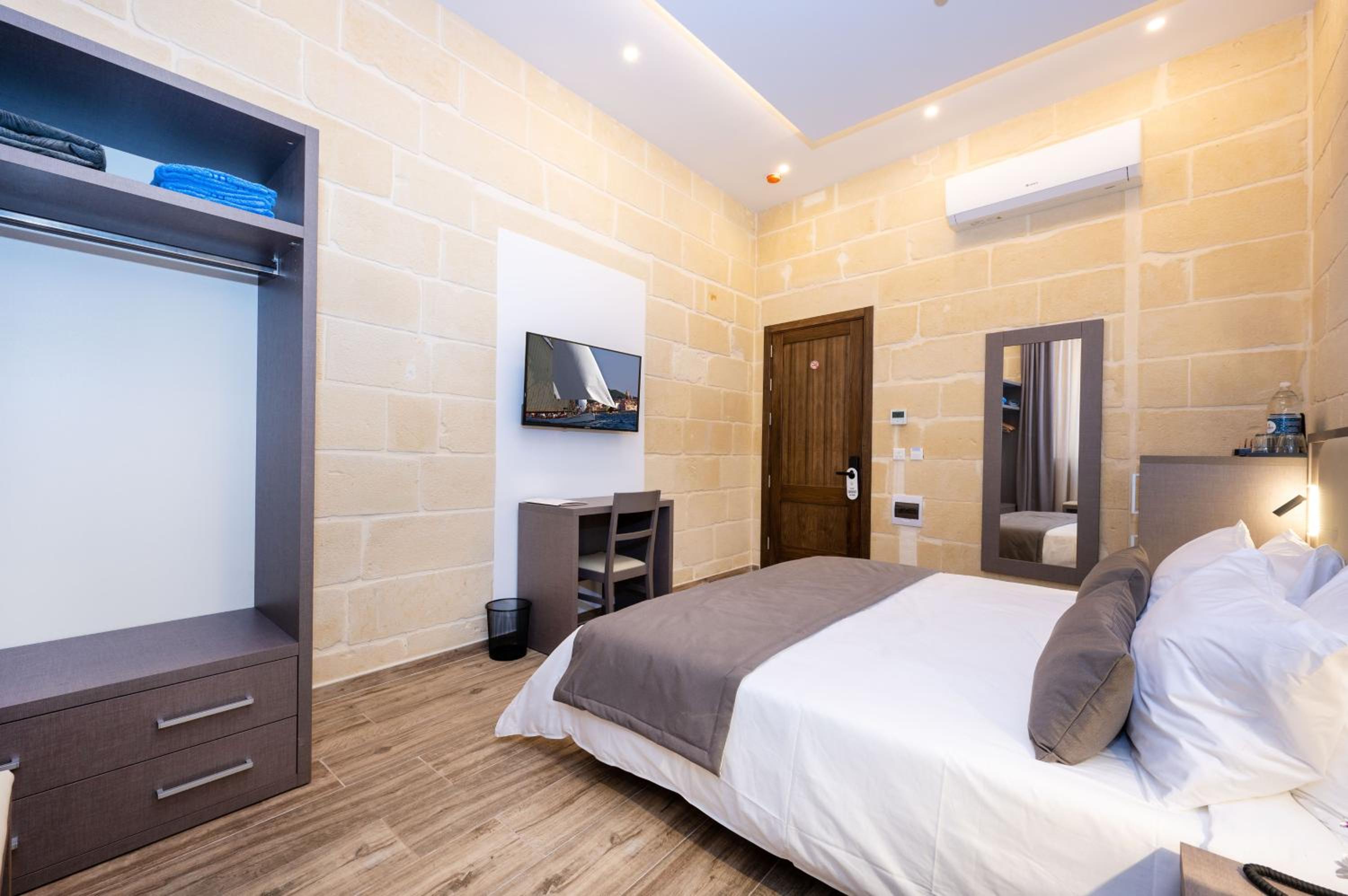 Double Room - Photo 3