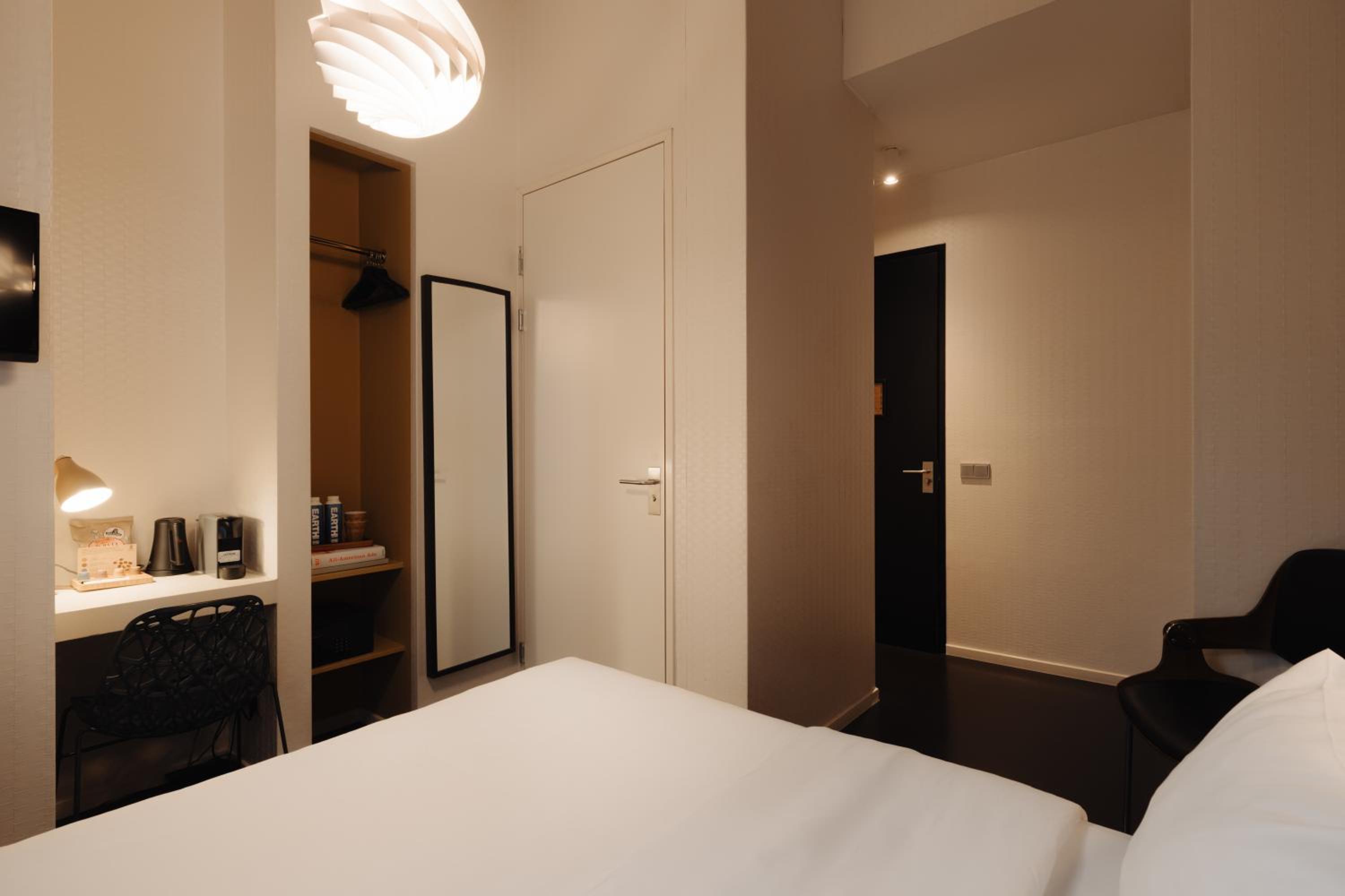 Standard Double Room thumbnail 5