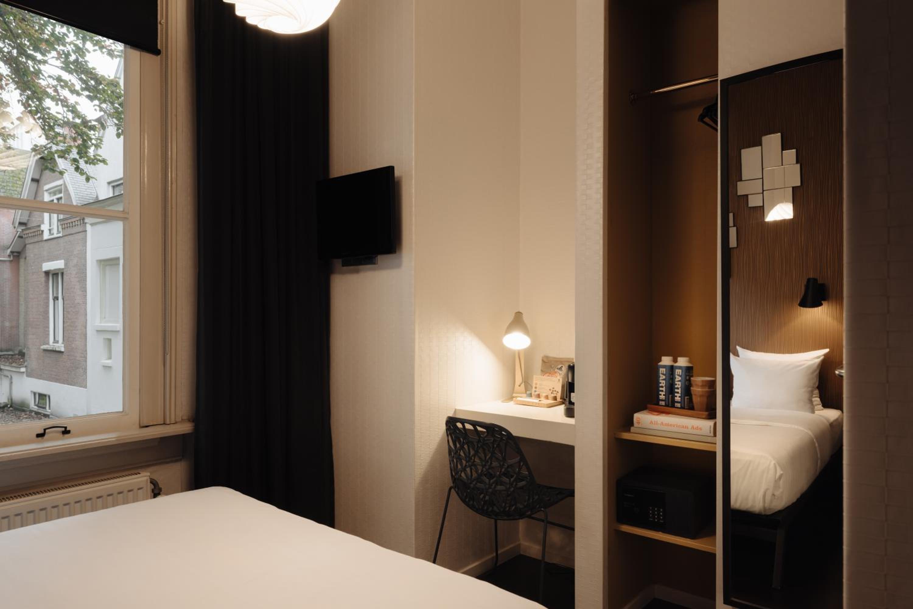 Standard Double Room thumbnail 6