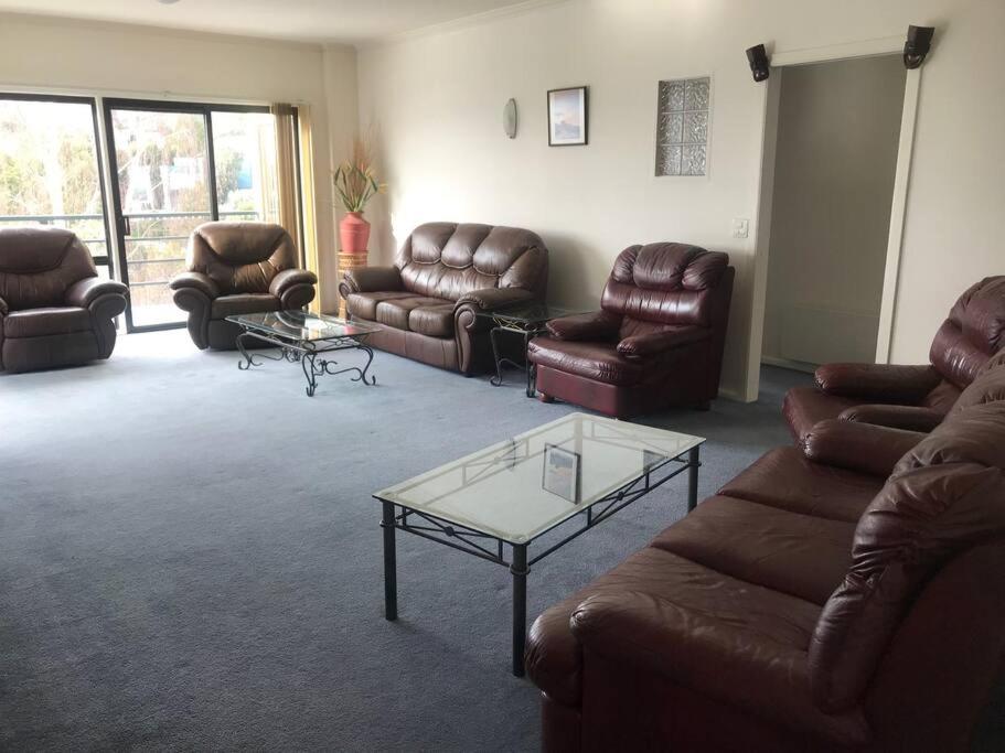 Six-Bedroom House photo 1
