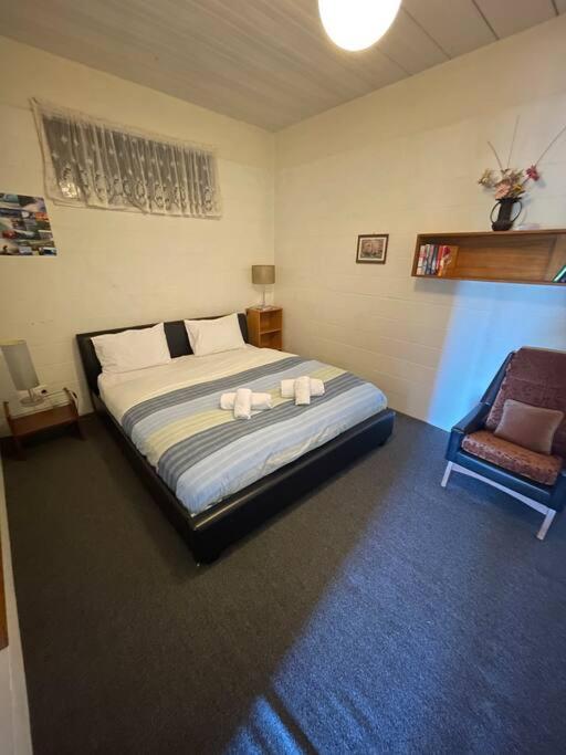 Six-Bedroom House photo 3