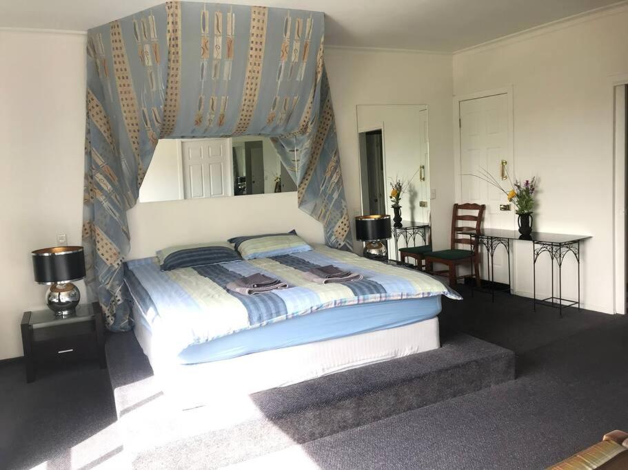 Six-Bedroom House photo 2