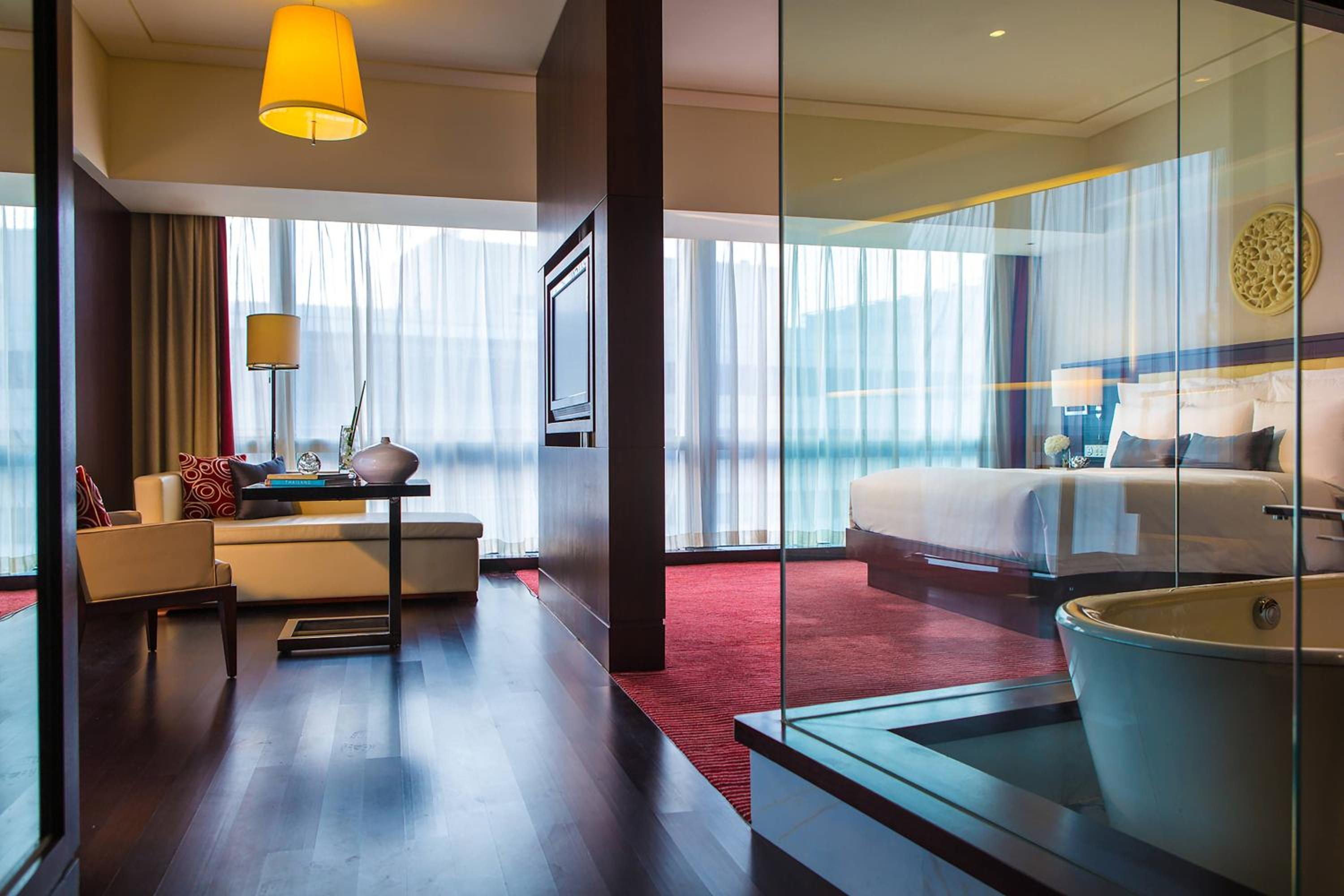 Executive Suite, 1 King (include Evening Alcohol Drinks & Light Buffet + 10% for Food & Beverage) - Photo 4