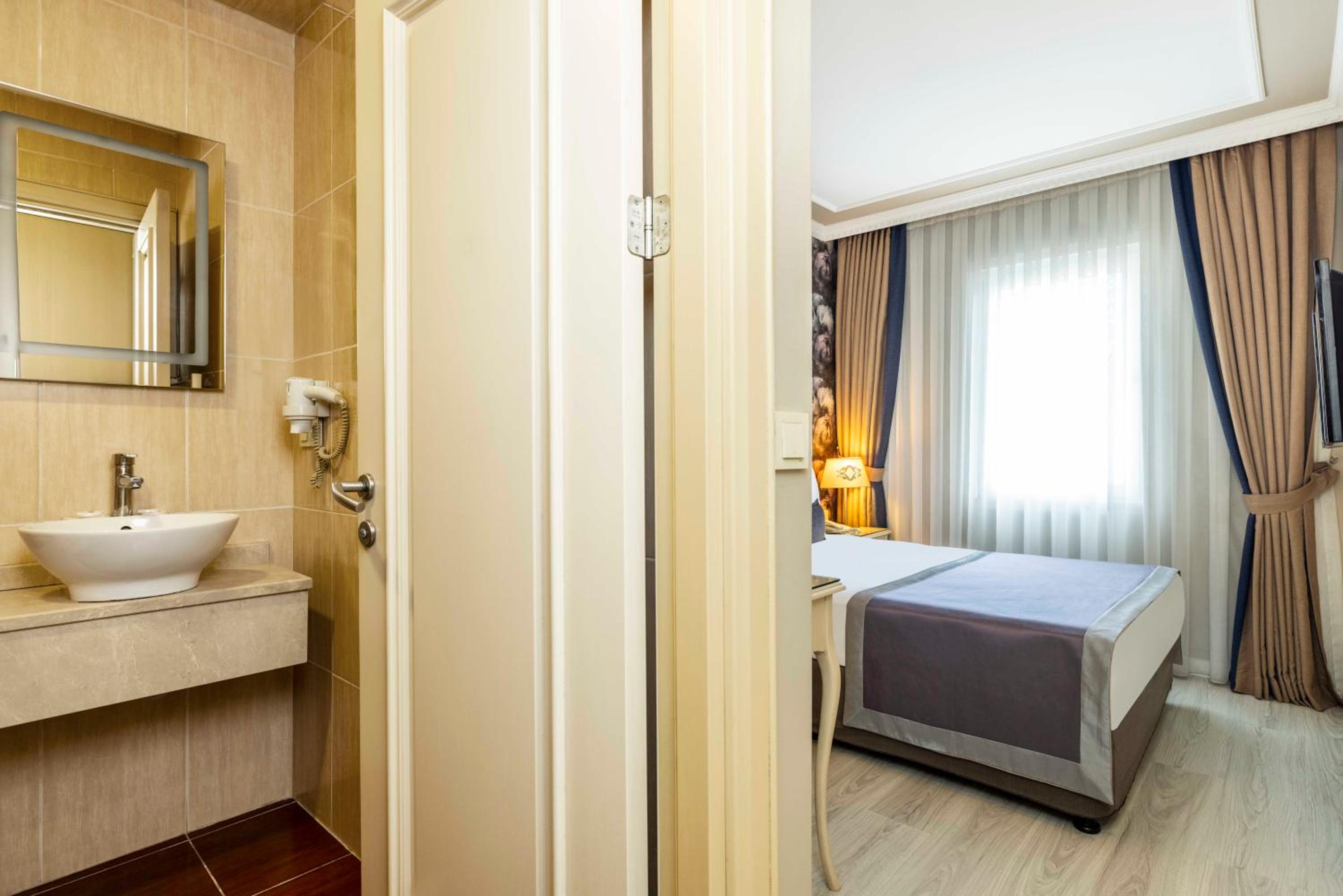 Budget Double Room photo 3