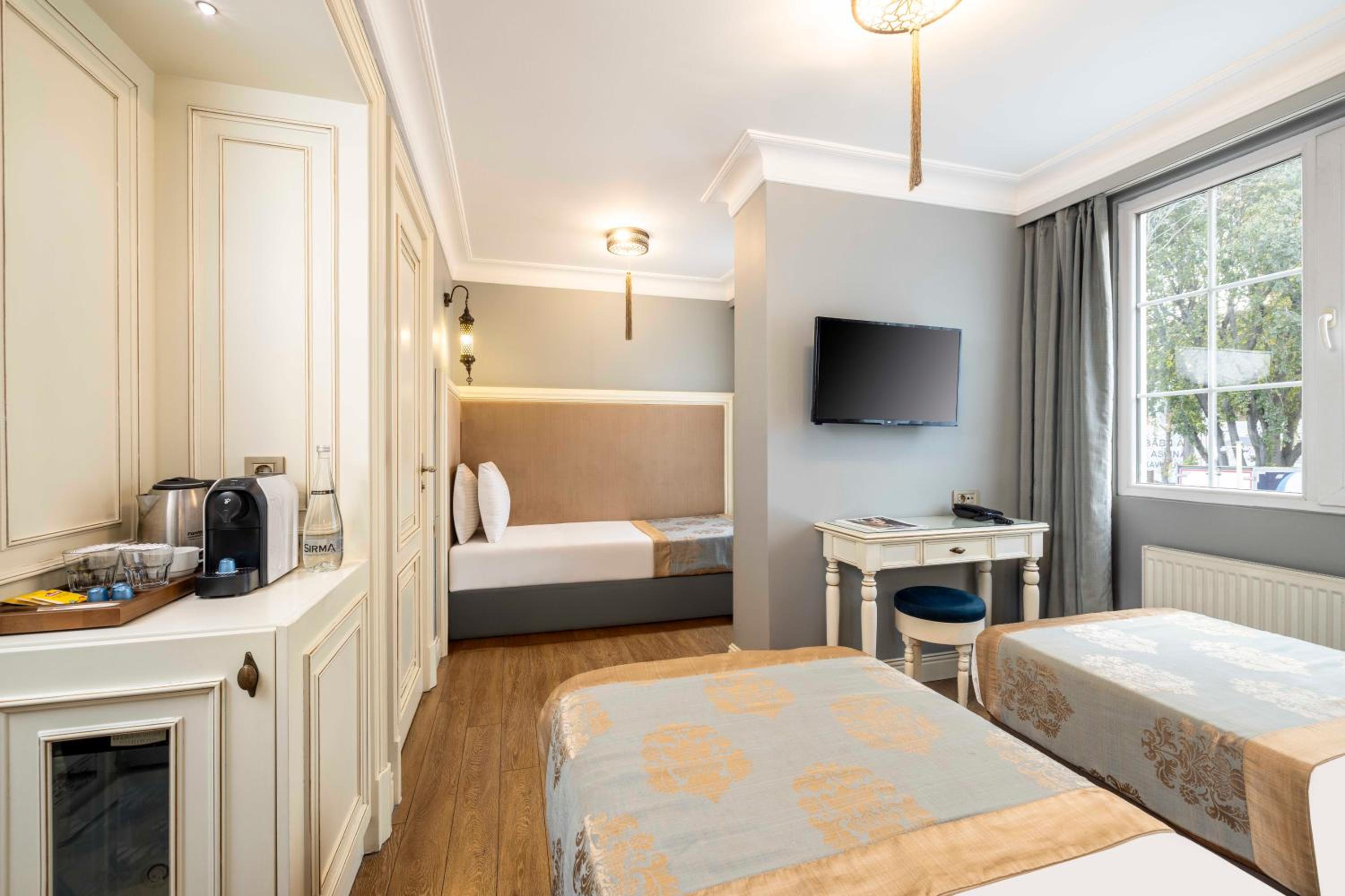 Superior Triple Room photo 3