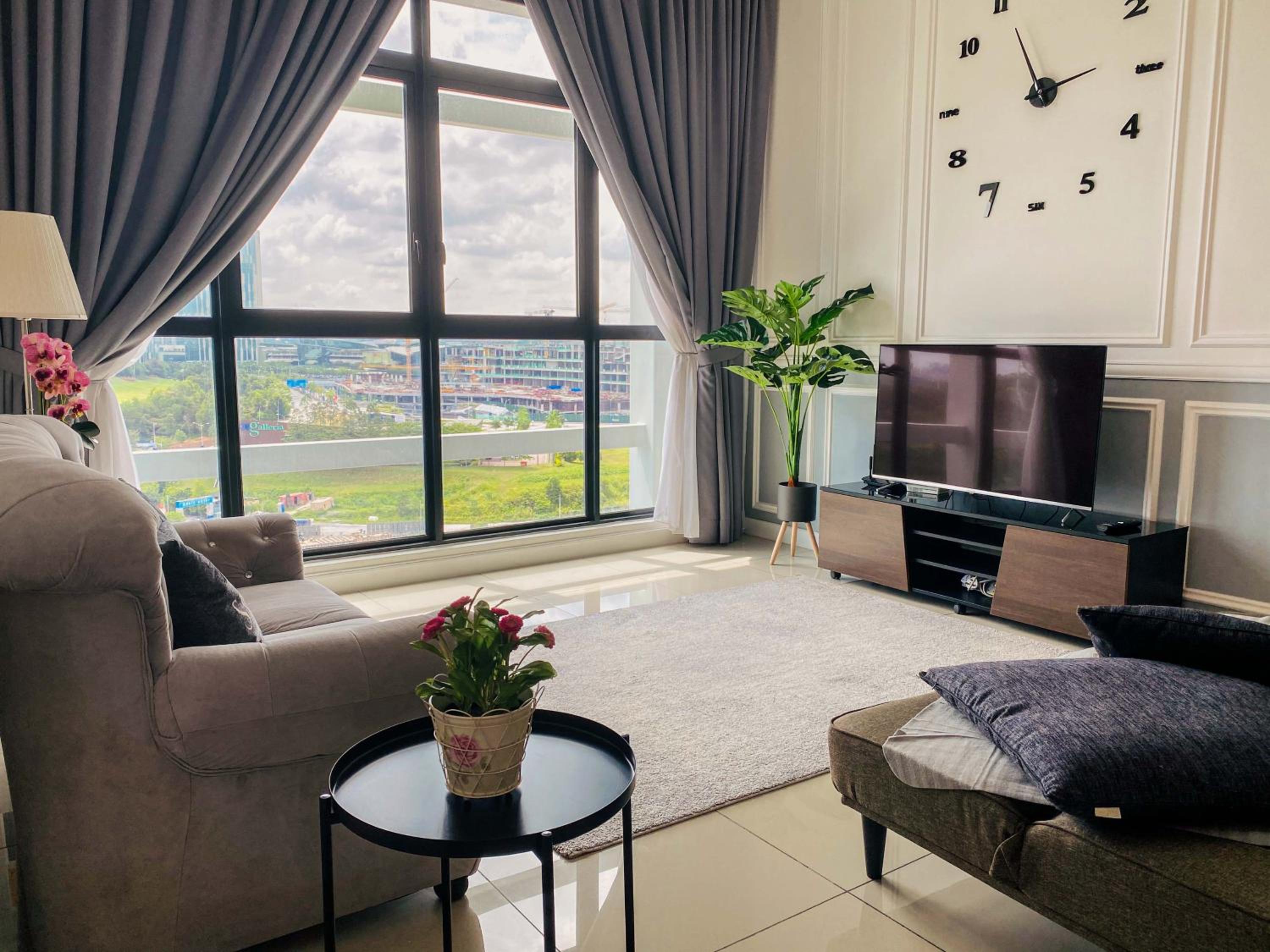 Three-Bedroom Apartment with View photo 1