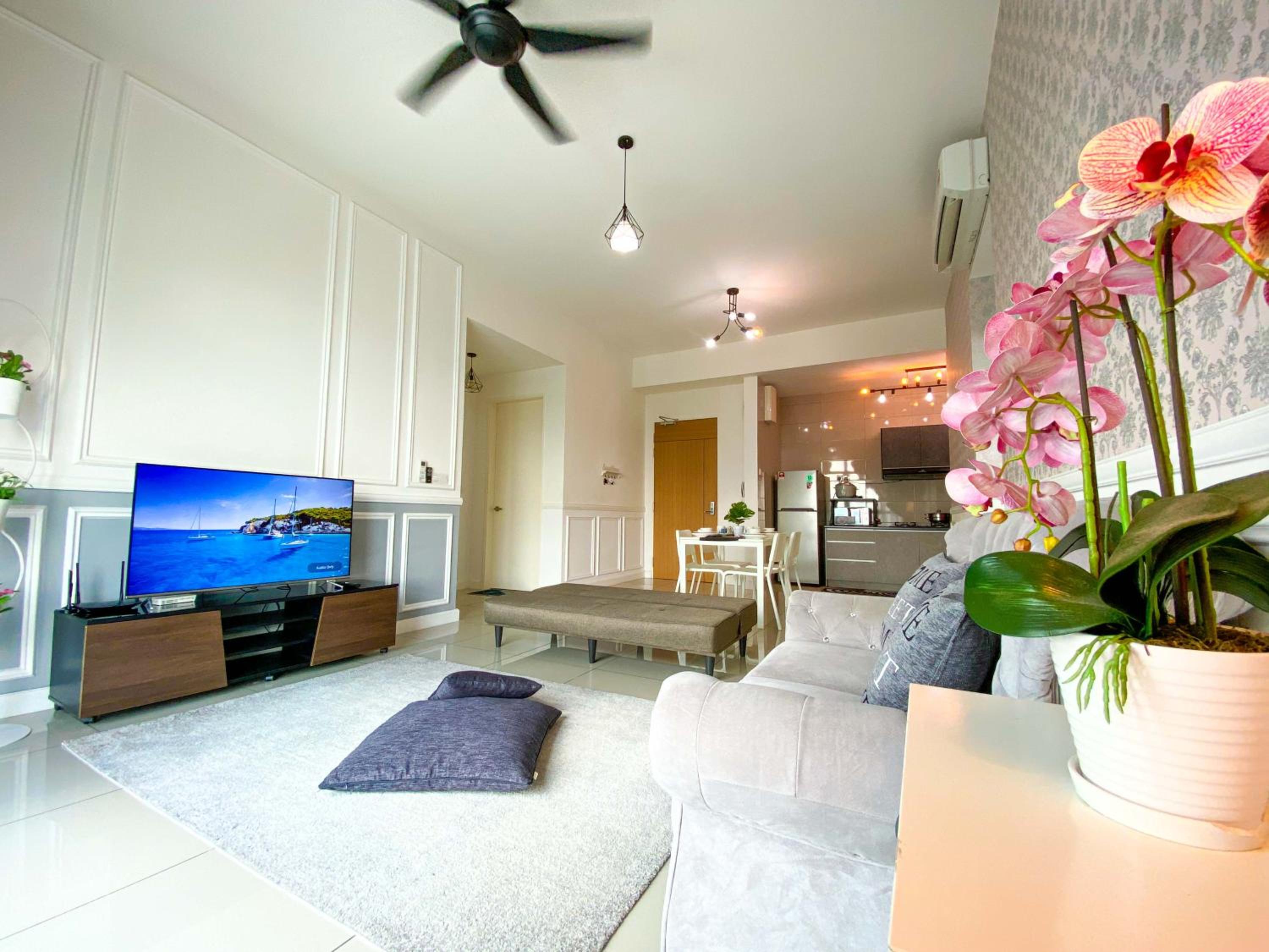 Three-Bedroom Apartment with View photo 2