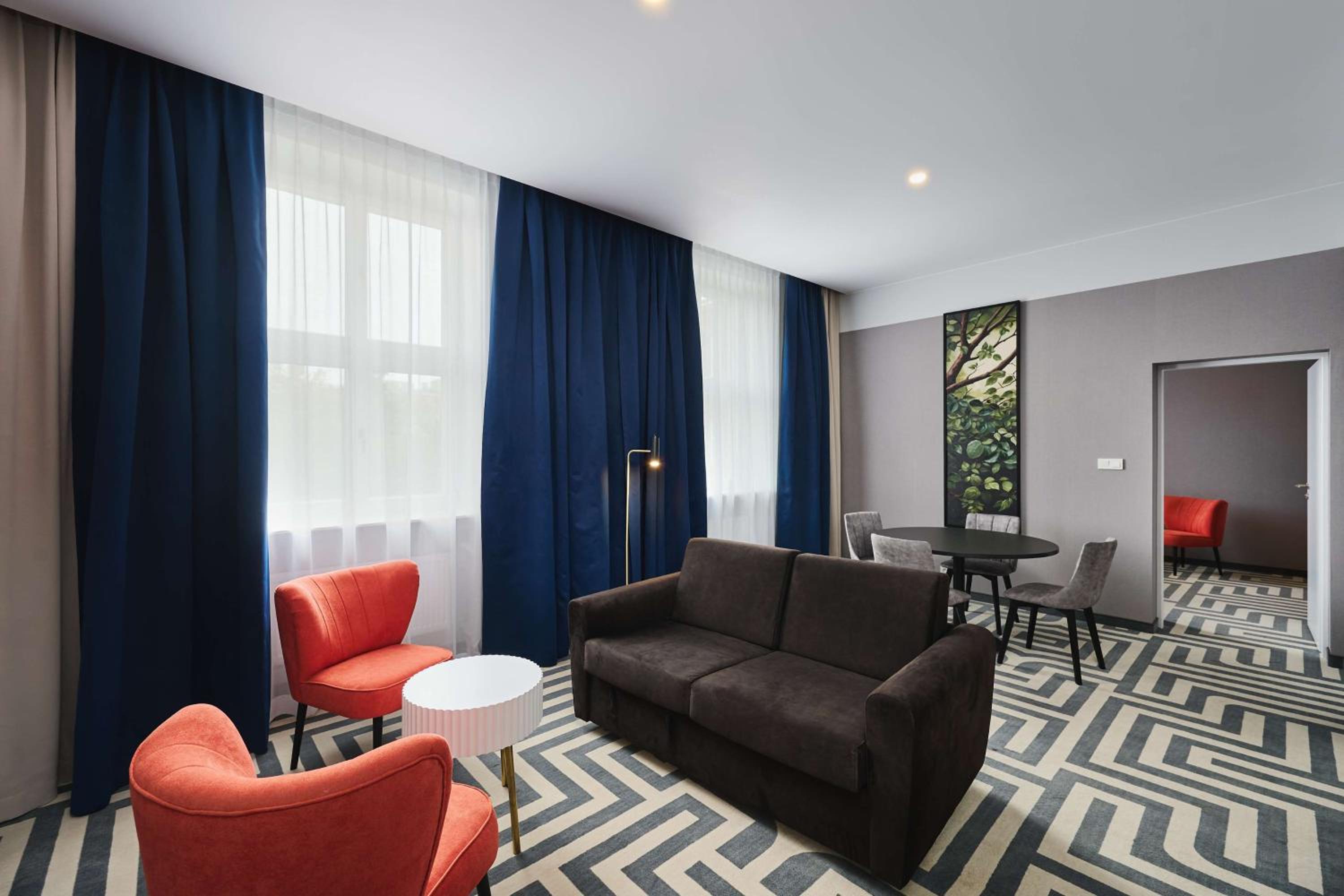 Queen Suite with Sofa Bed and City View - Non-Smoking