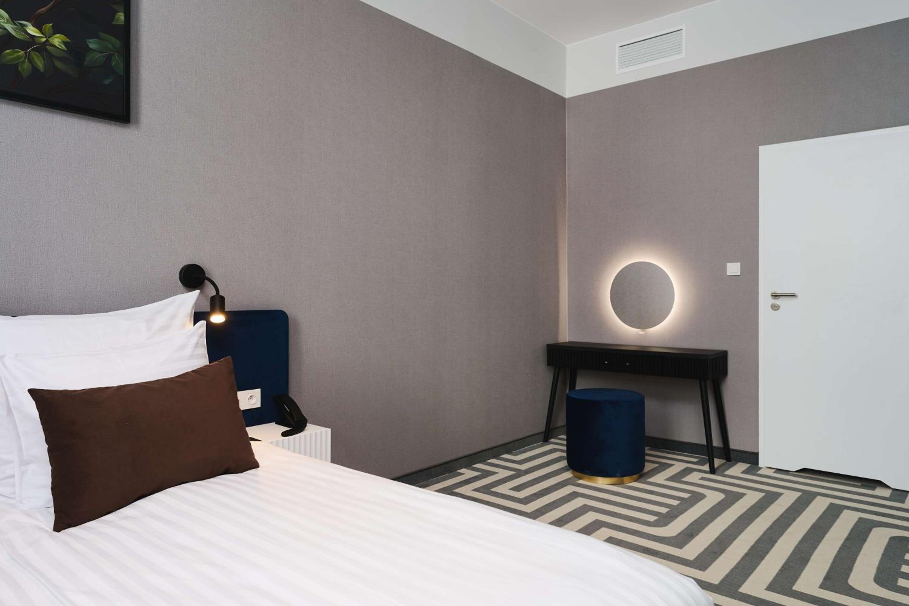 Queen Suite with Sofa Bed and City View - Non-Smoking photo 2