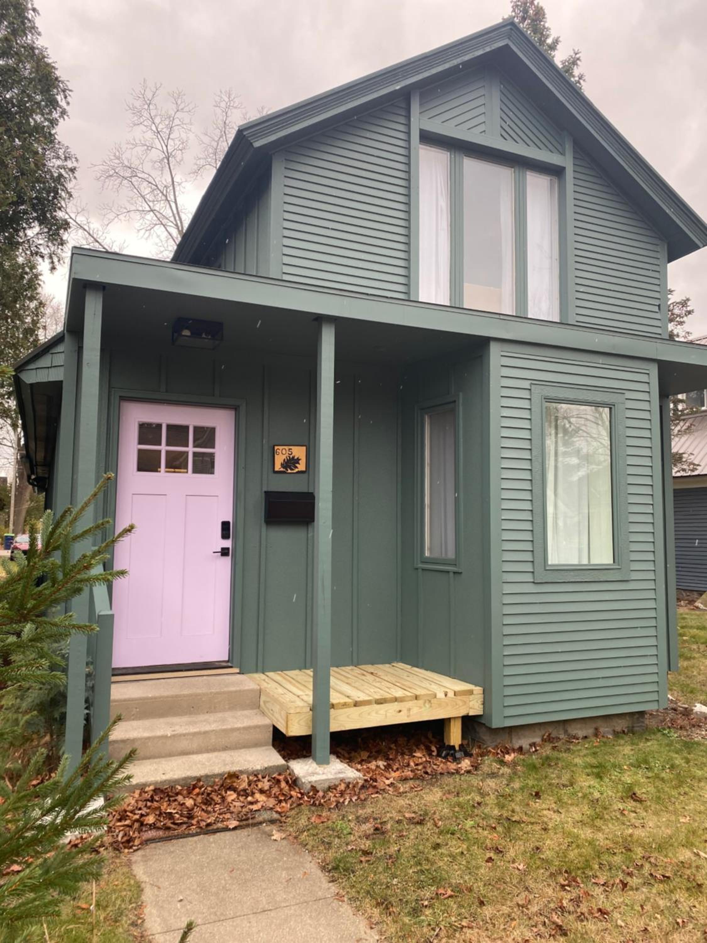 Three-Bedroom House photo 2