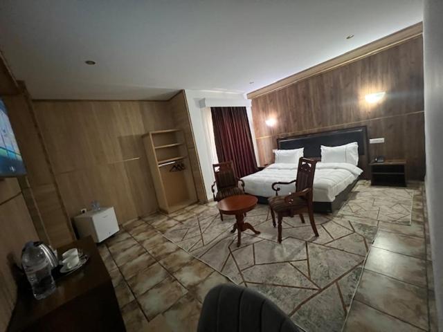 Deluxe Room (2 Adults + 1 Child)