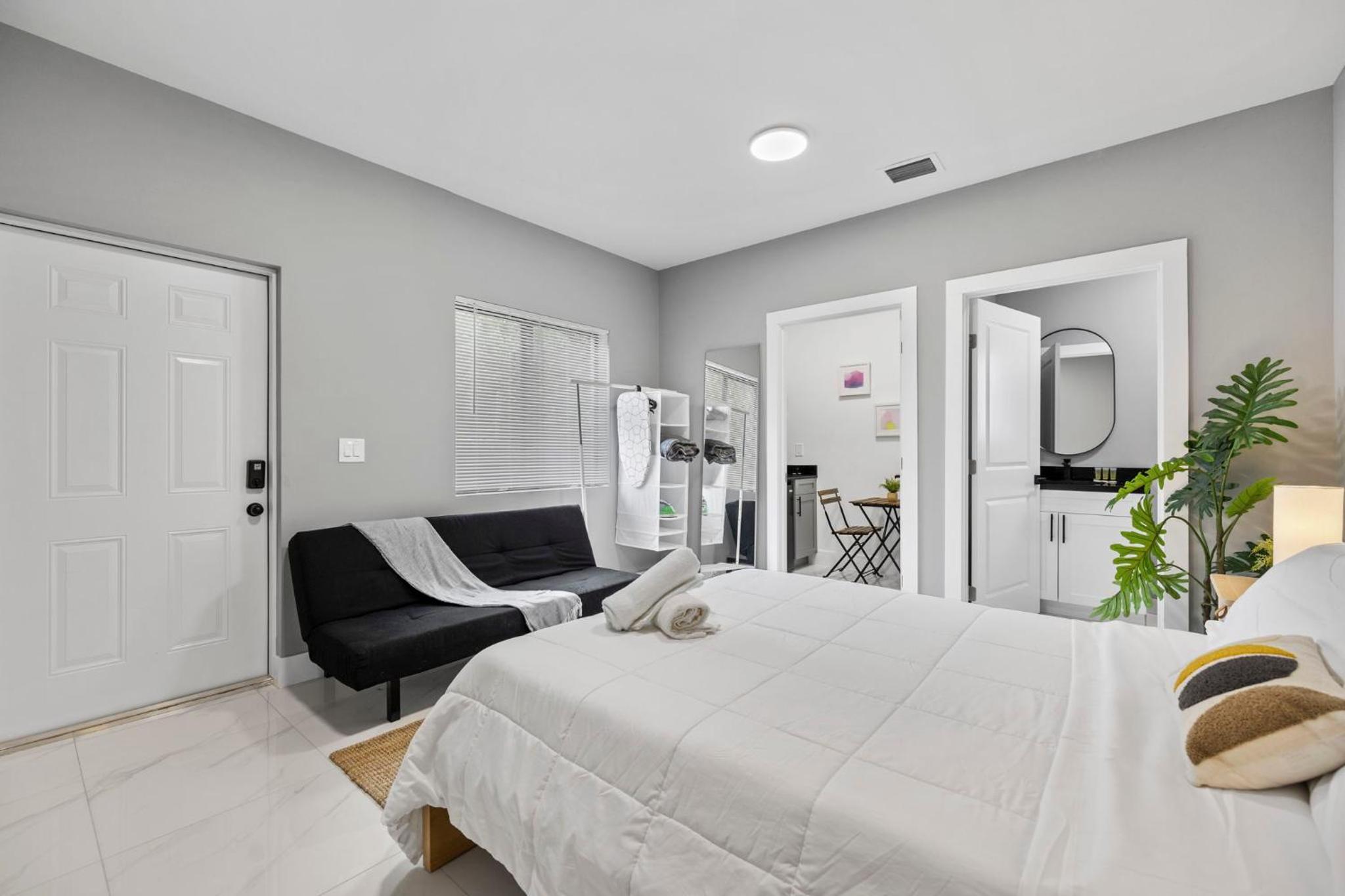 One-Bedroom Apartment photo 2