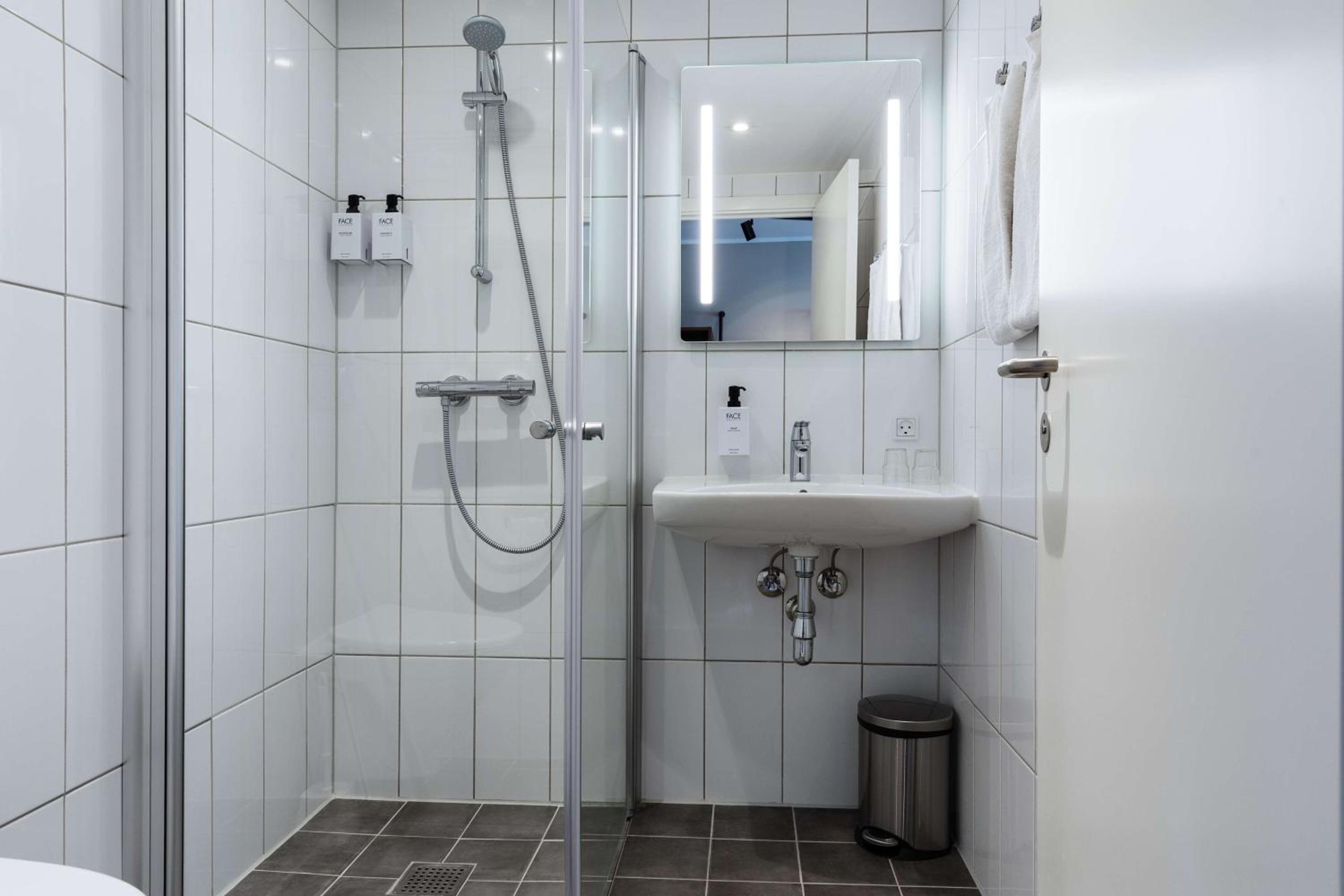 Standard Twin Room - Photo 3