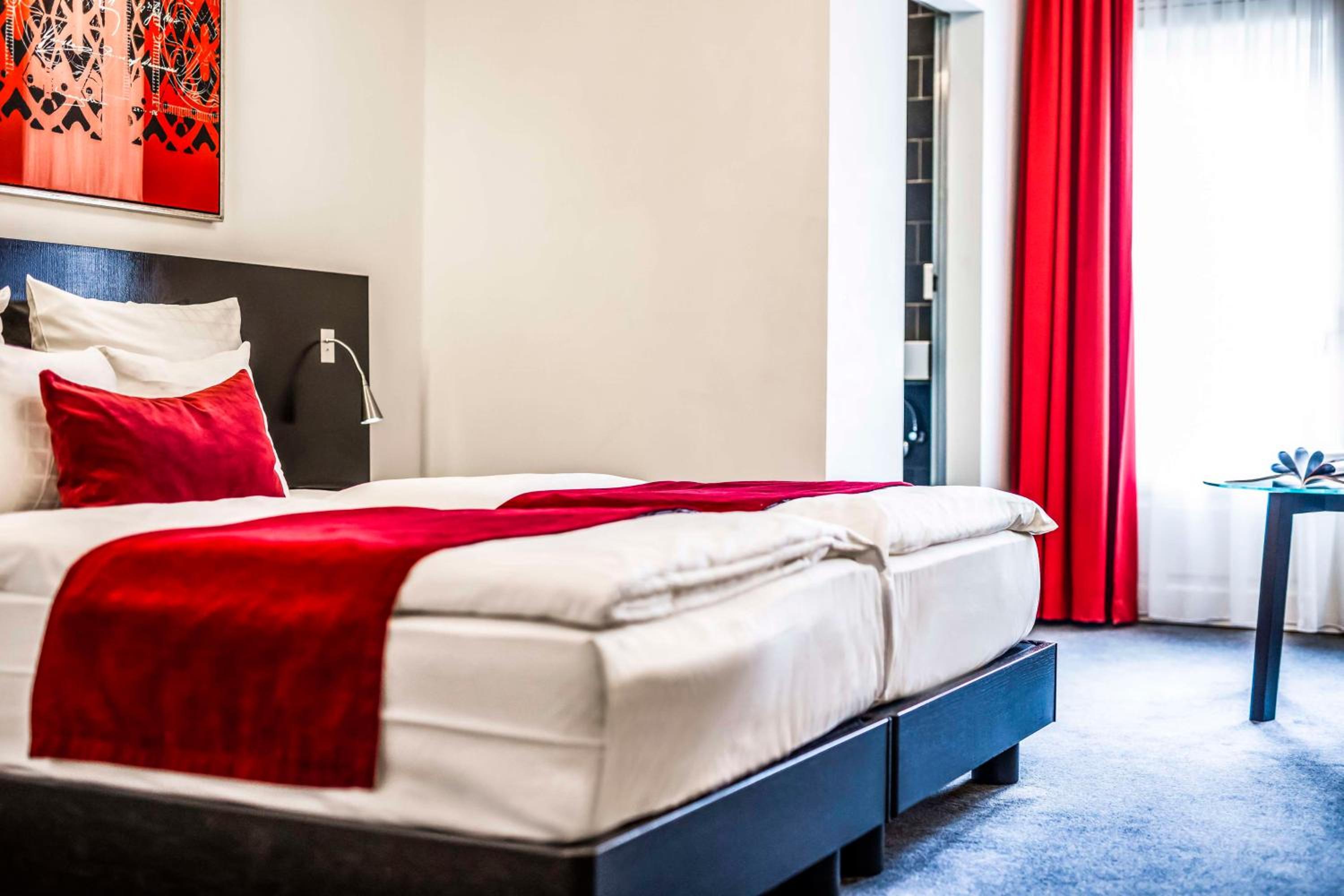 Superior Twin Room with City View - Photo 8