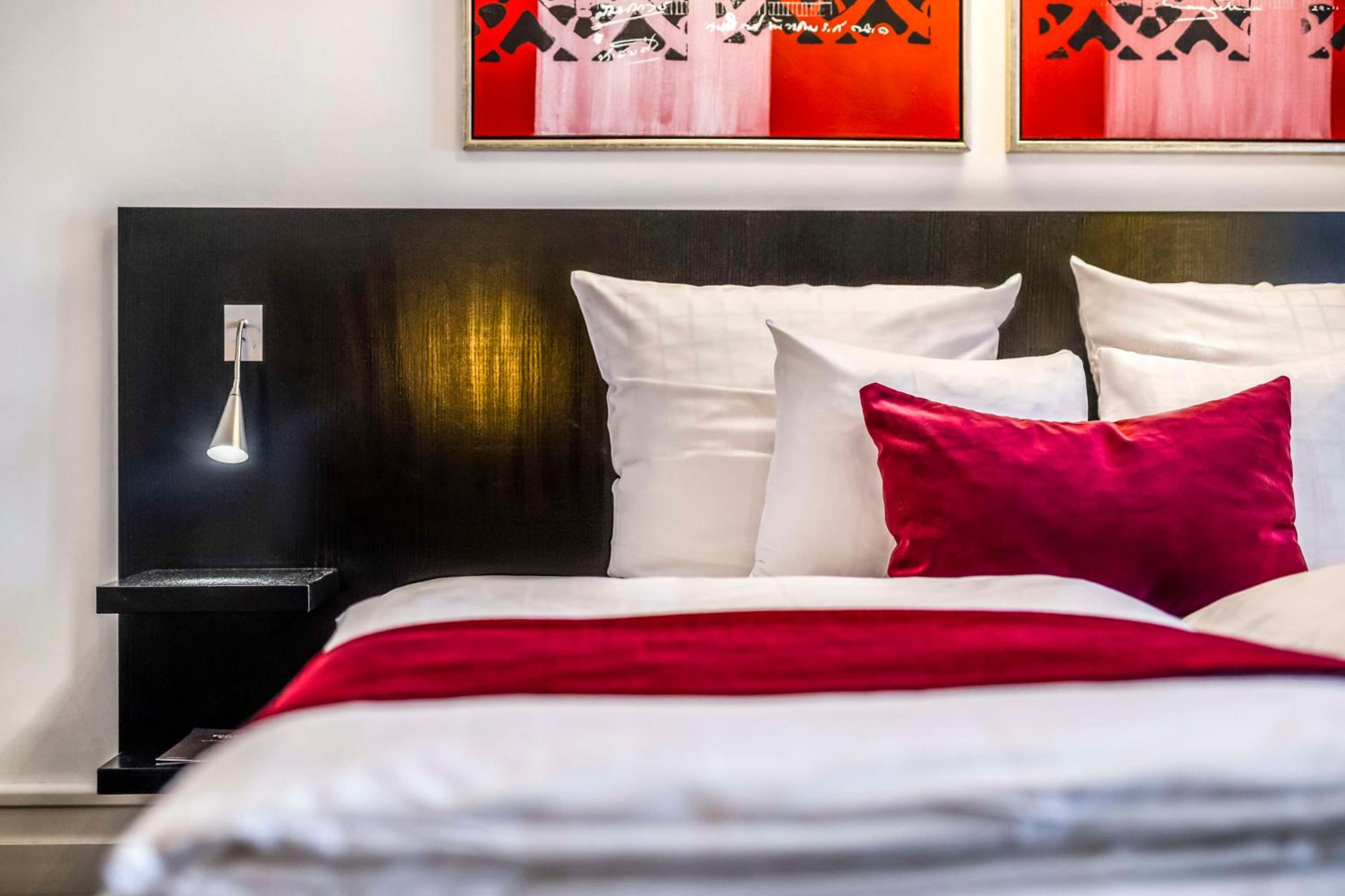 Superior Twin Room with City View - Photo 9