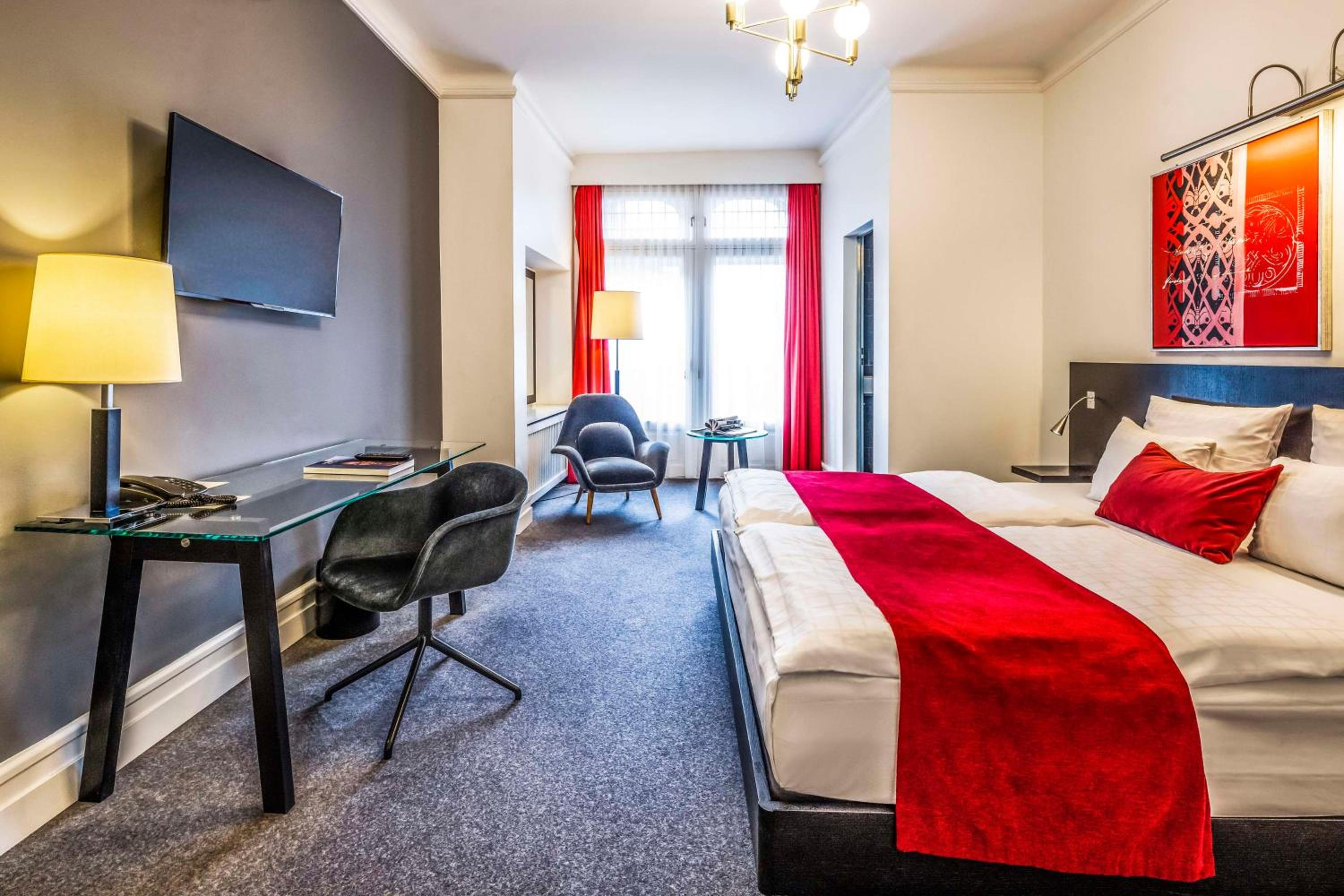Superior Twin Room with City View - Photo 4