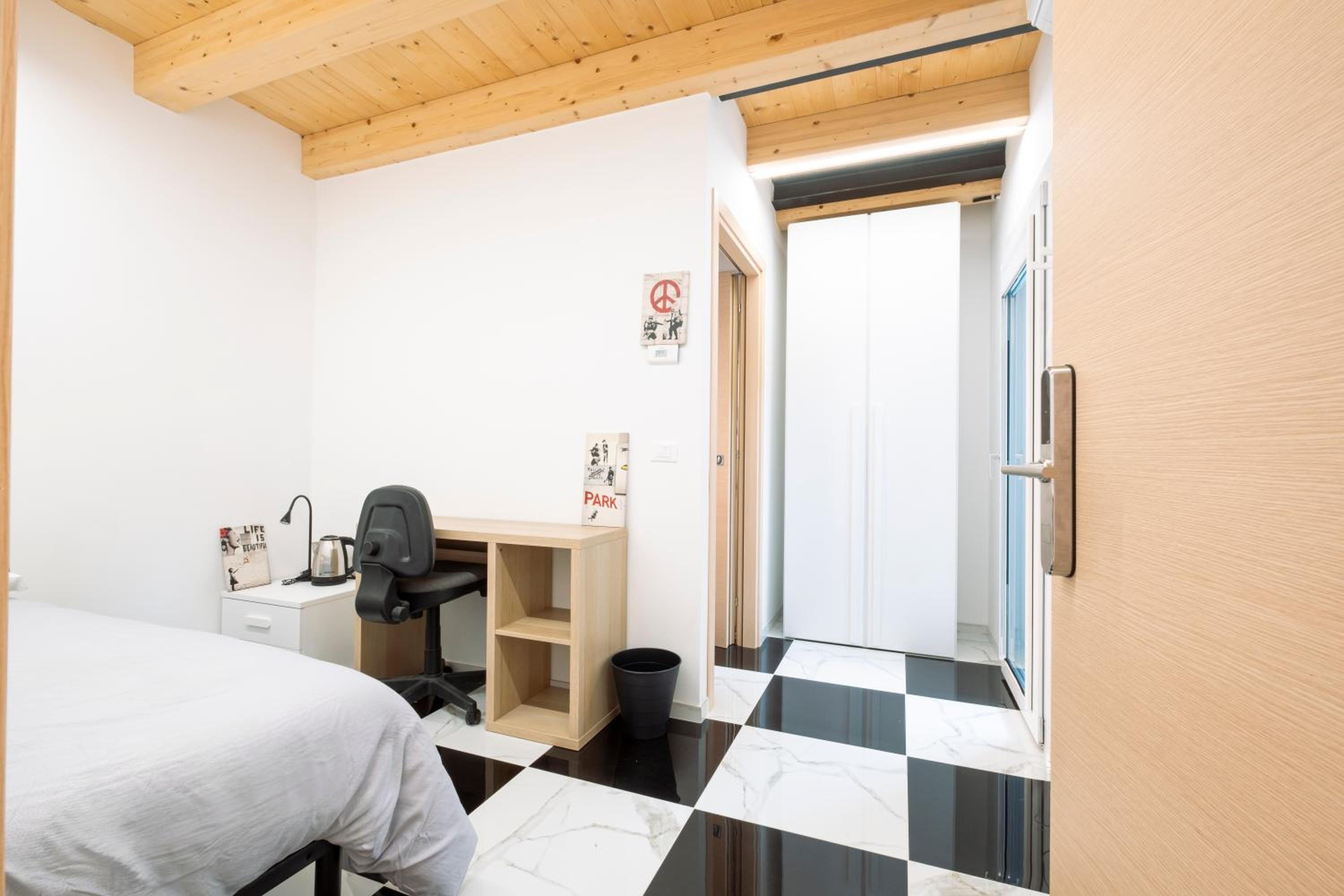 Large Single Room photo 1