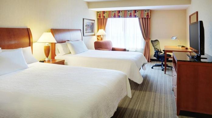 Queen Room with Two Queen Beds - Photo 4
