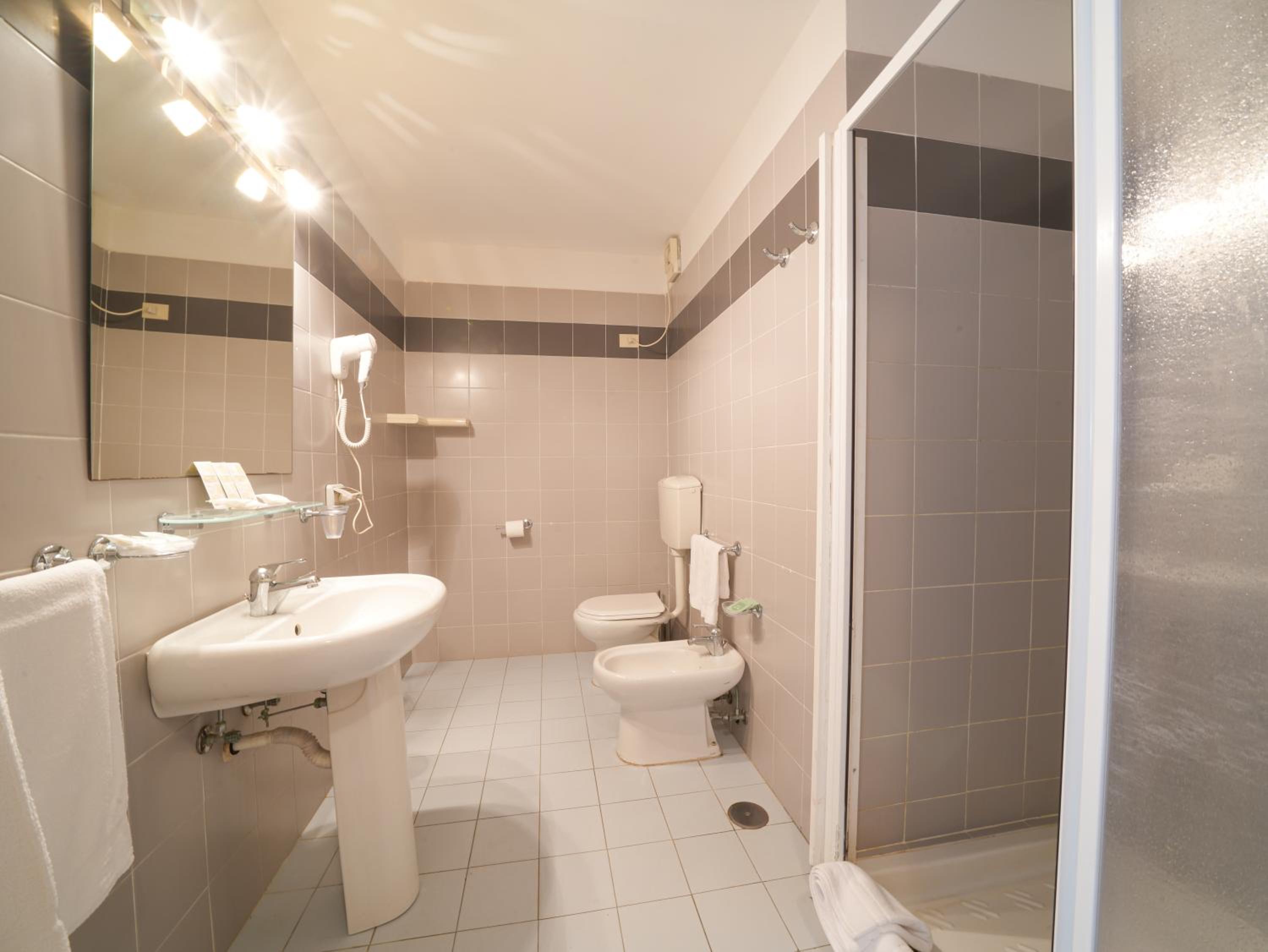 Standard Double or Twin Room - Photo 4
