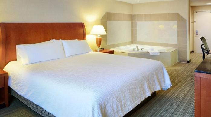 King Room with Whirlpool - Photo 3