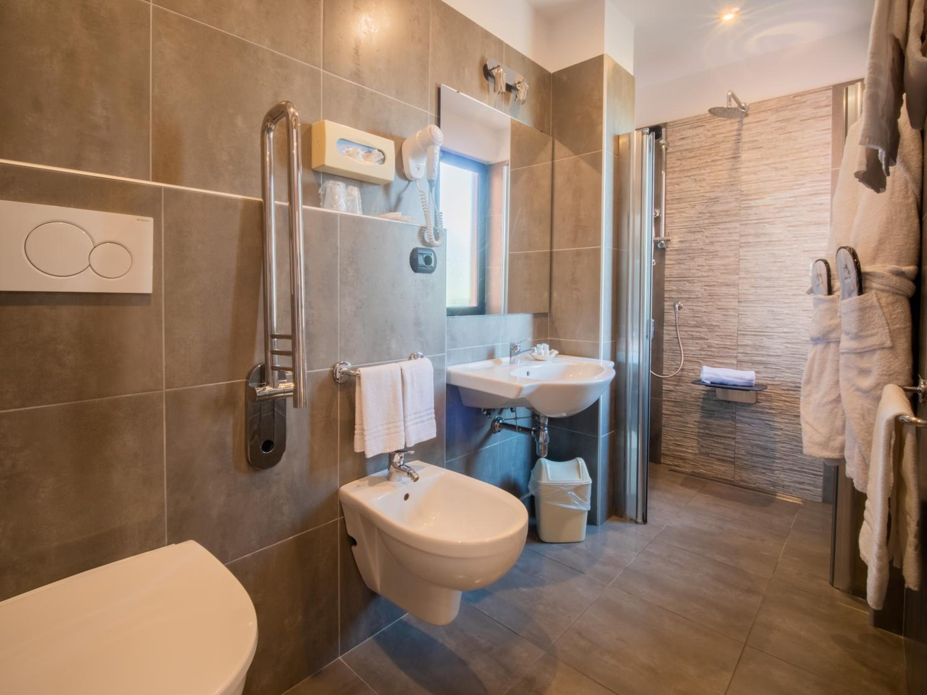 Superior Double or Twin Room - Photo 8