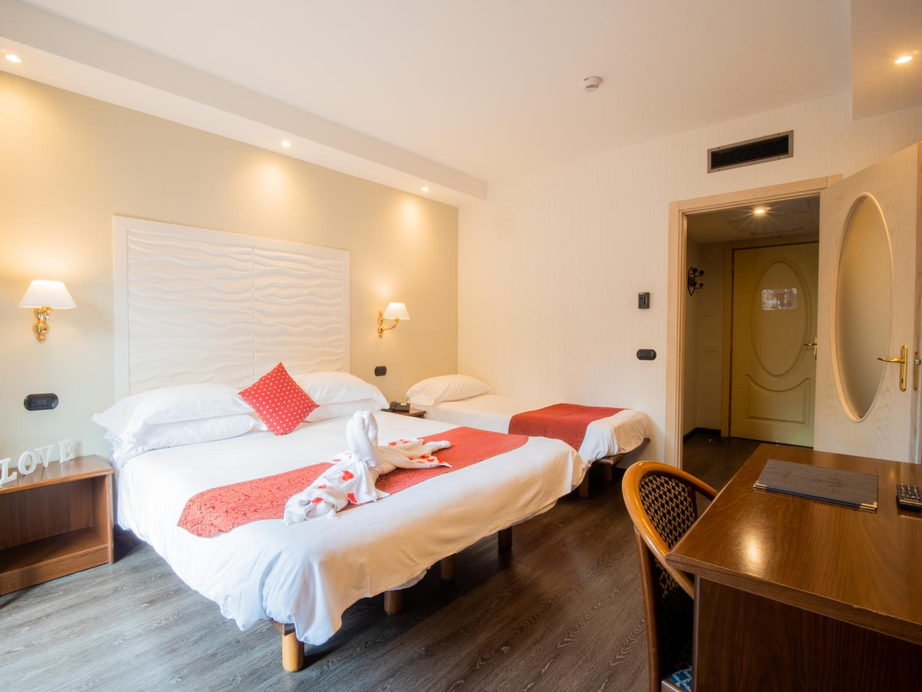 Superior Double or Twin Room - Photo 10