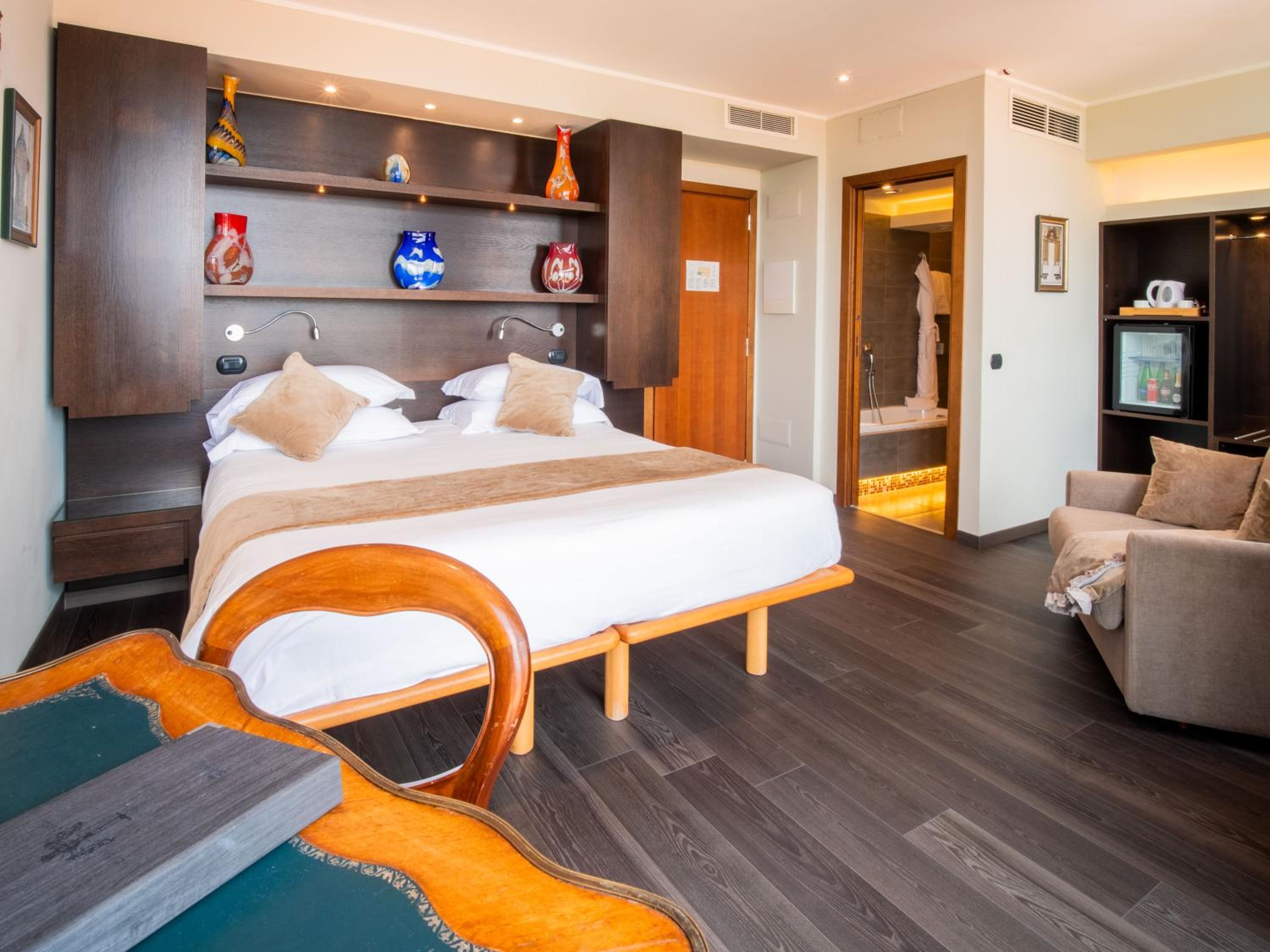 Deluxe Double or Twin Room thumbnail 5