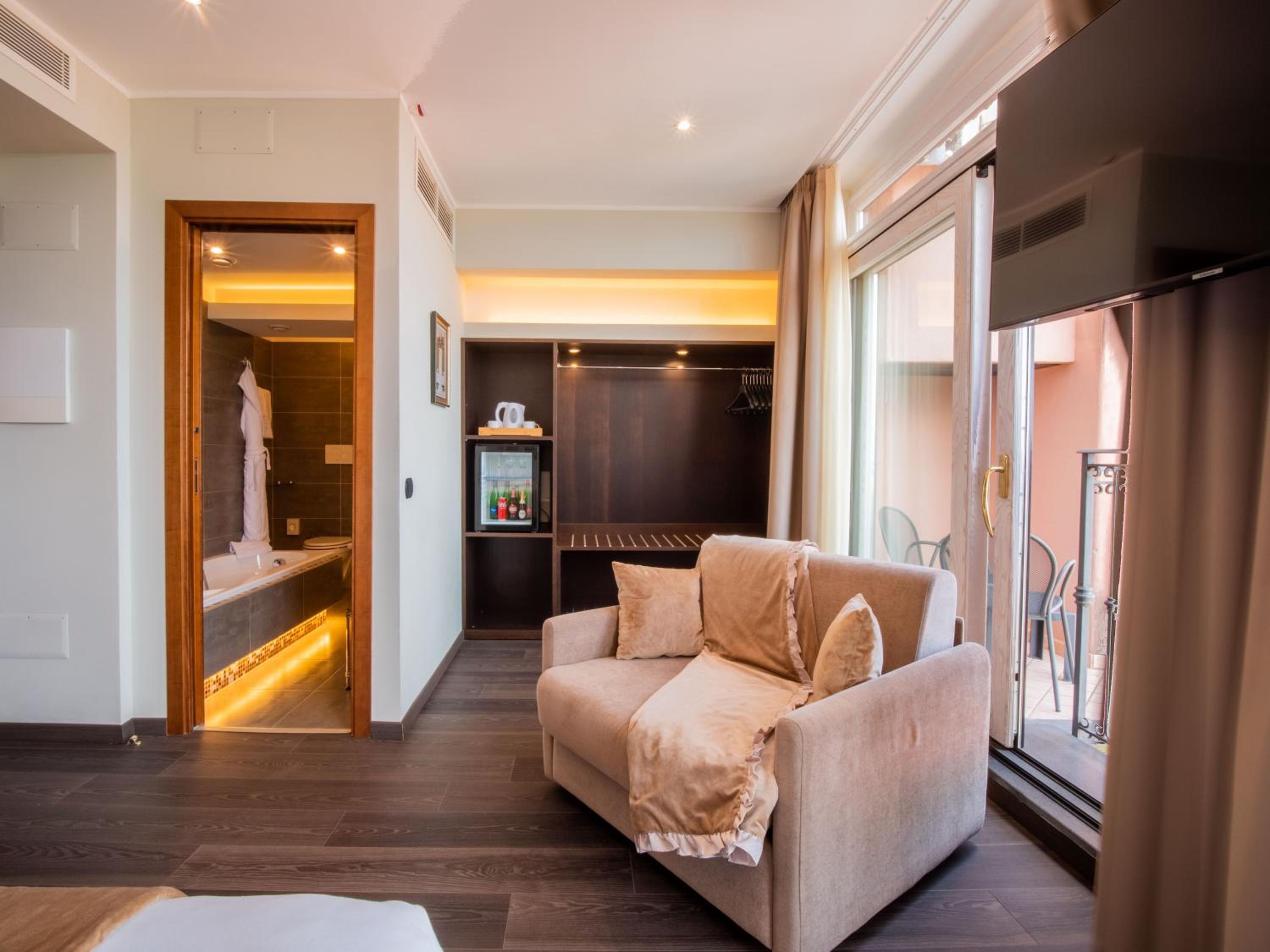 Deluxe Double or Twin Room thumbnail 6