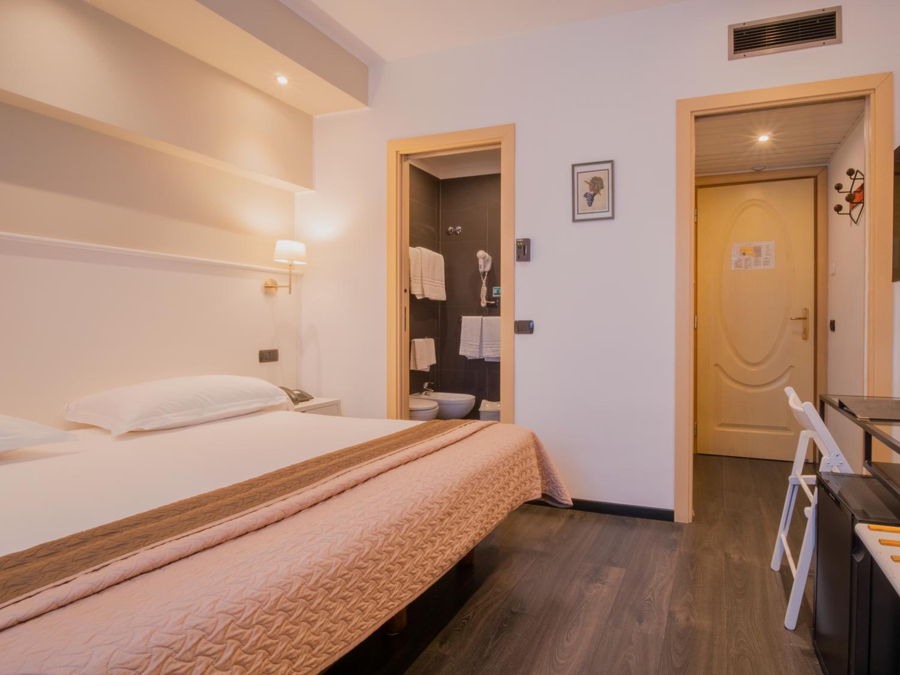 Standard Double or Twin Room - Photo 7