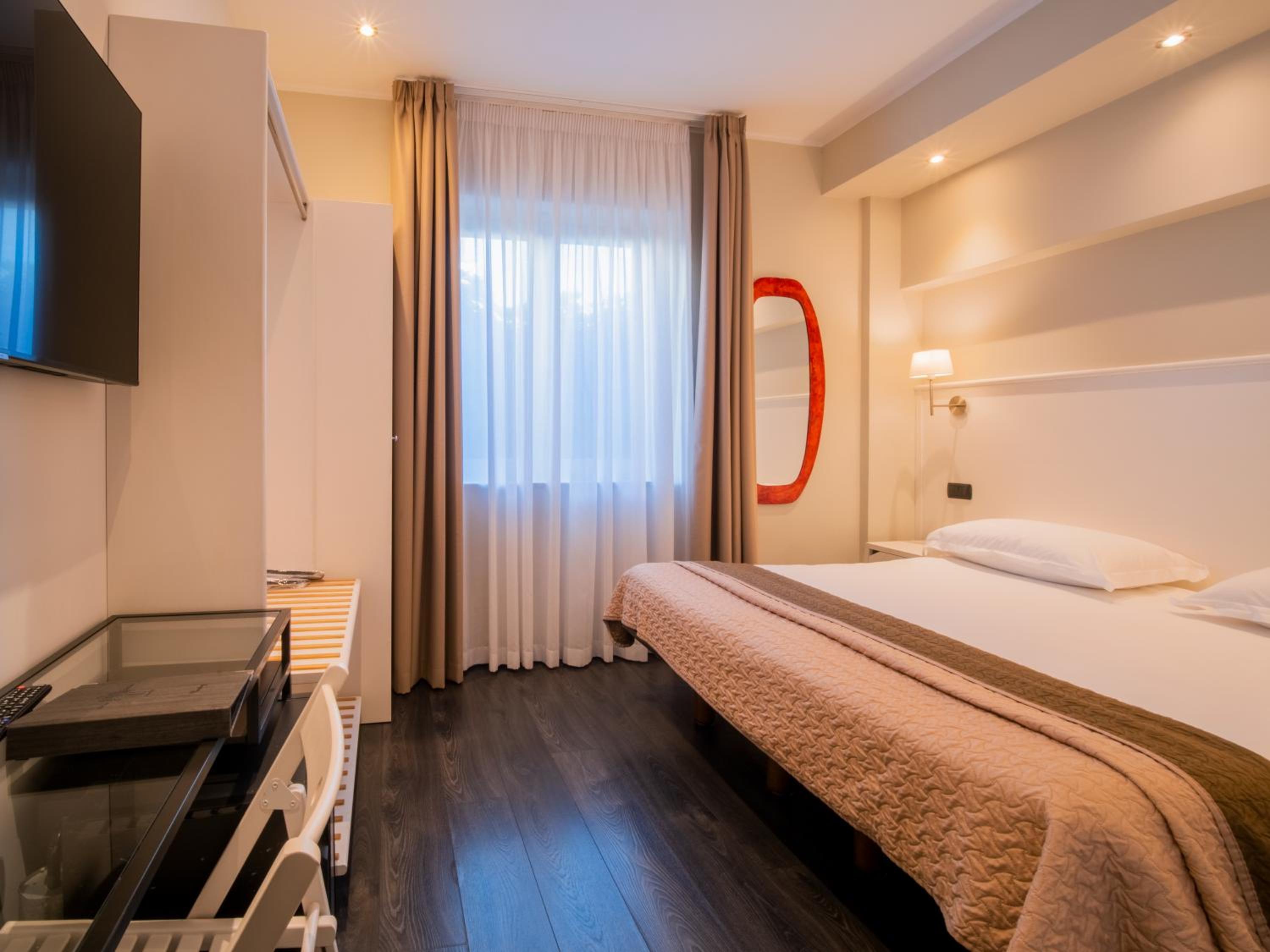 Standard Double or Twin Room - Photo 2