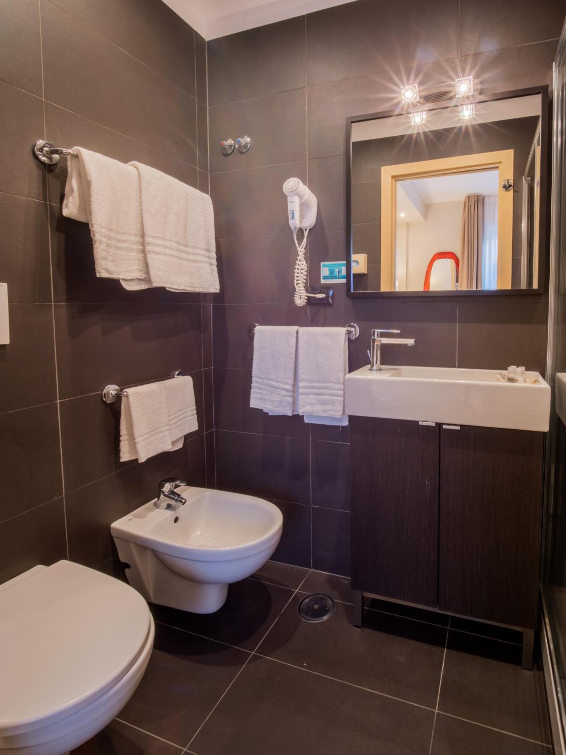 Standard Double or Twin Room - Photo 3