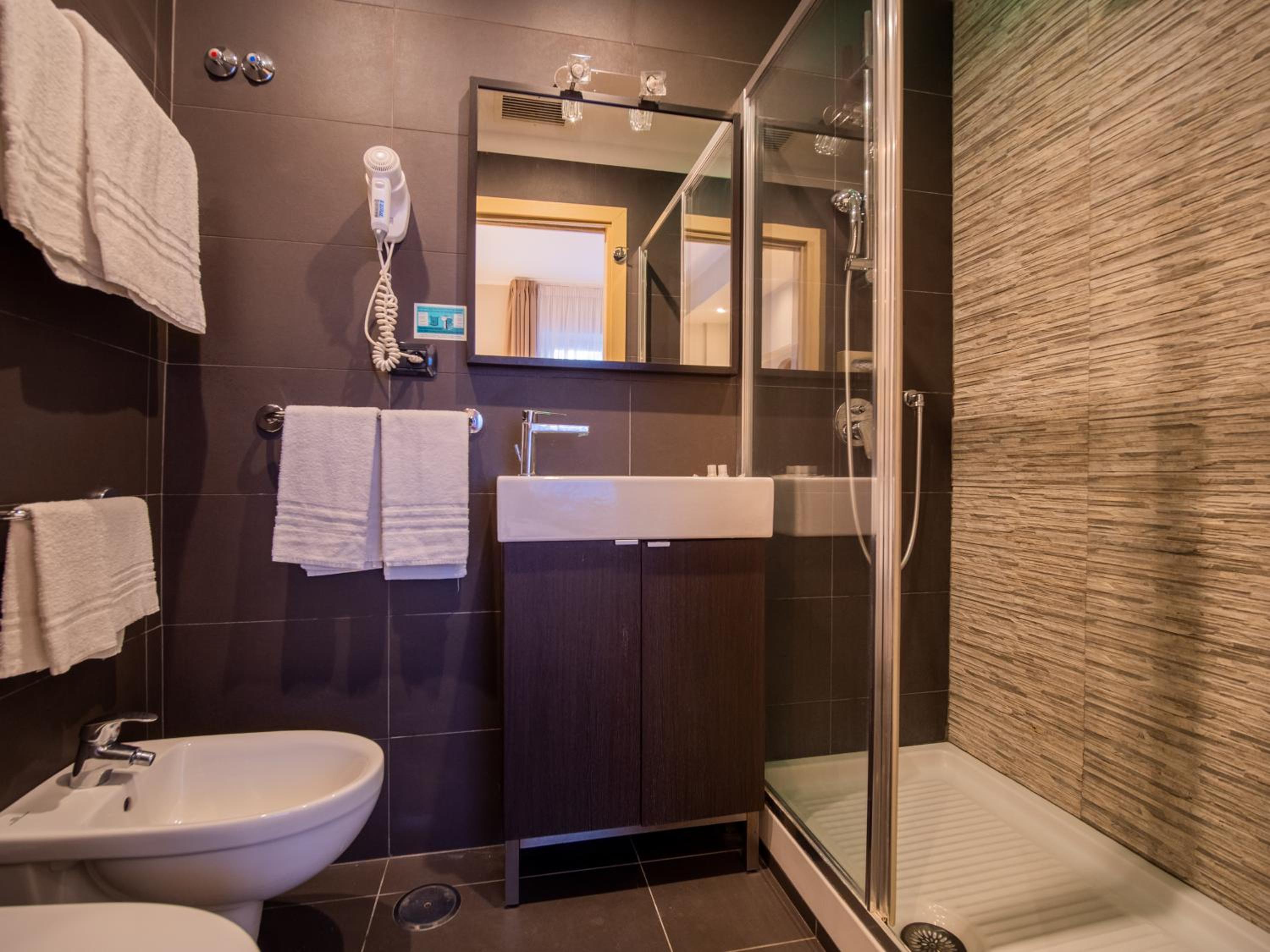 Standard Double or Twin Room - Photo 5