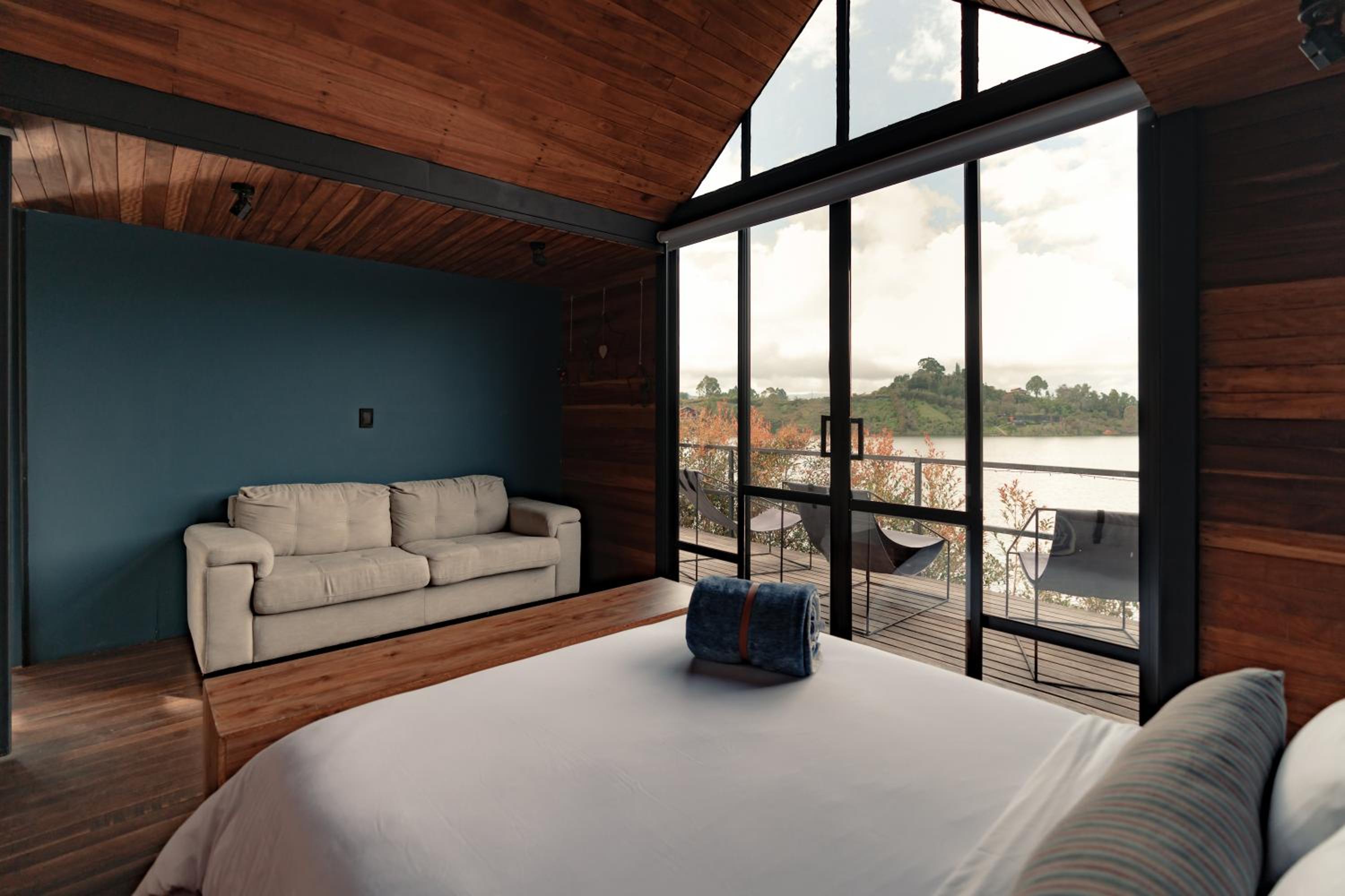 Family Room with Lake View photo 1