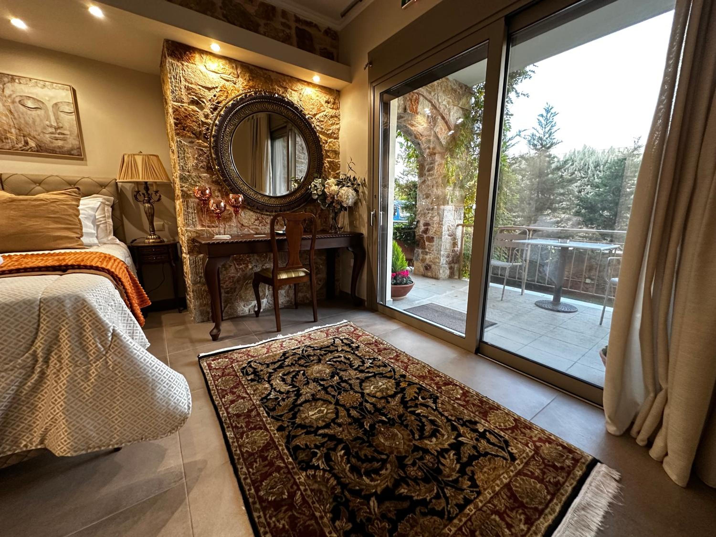 Deluxe Queen Suite