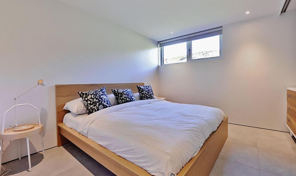 Five-Bedroom House photo 2