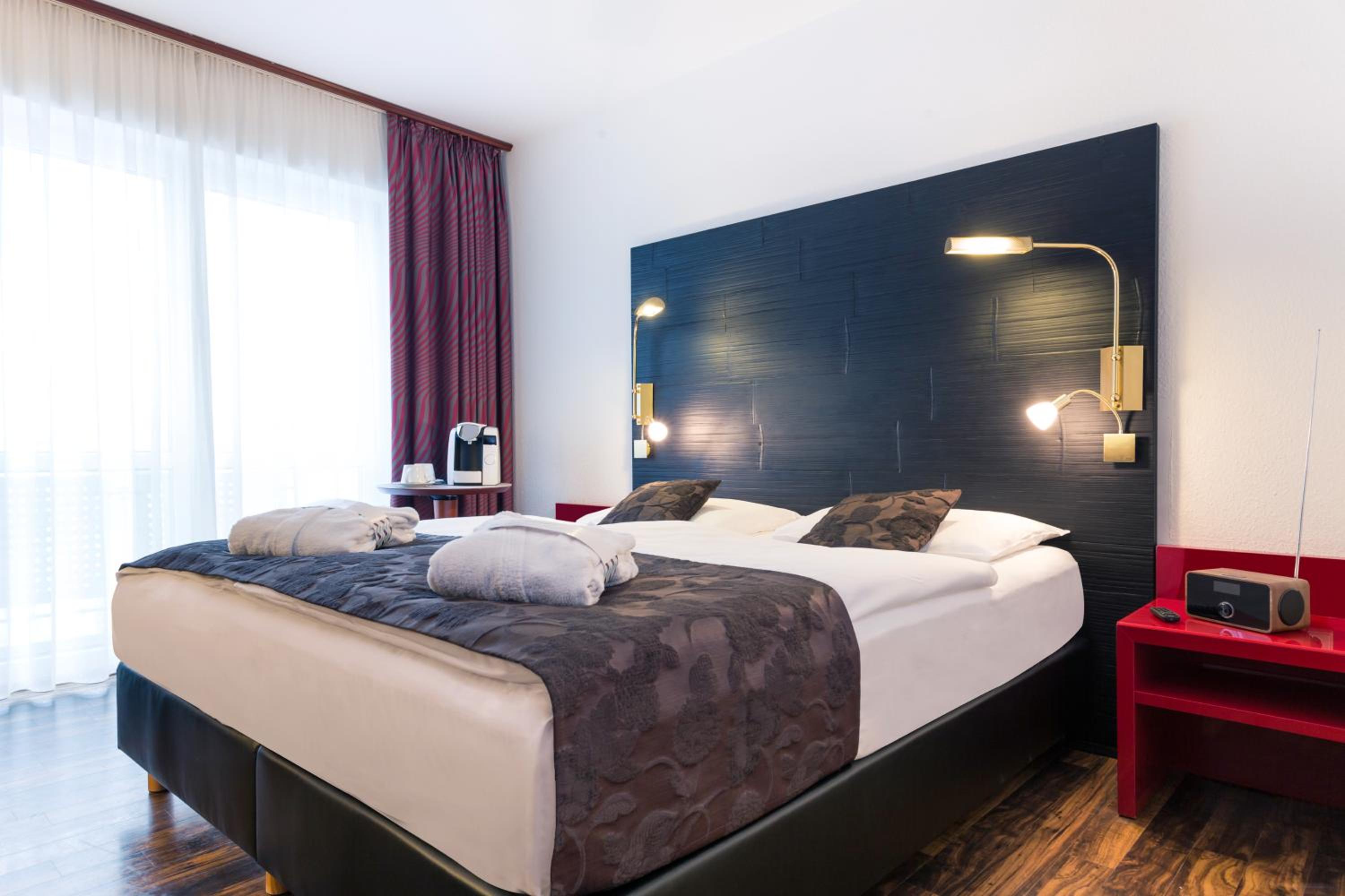 Classic King Room with Courtyard View - Photo 12