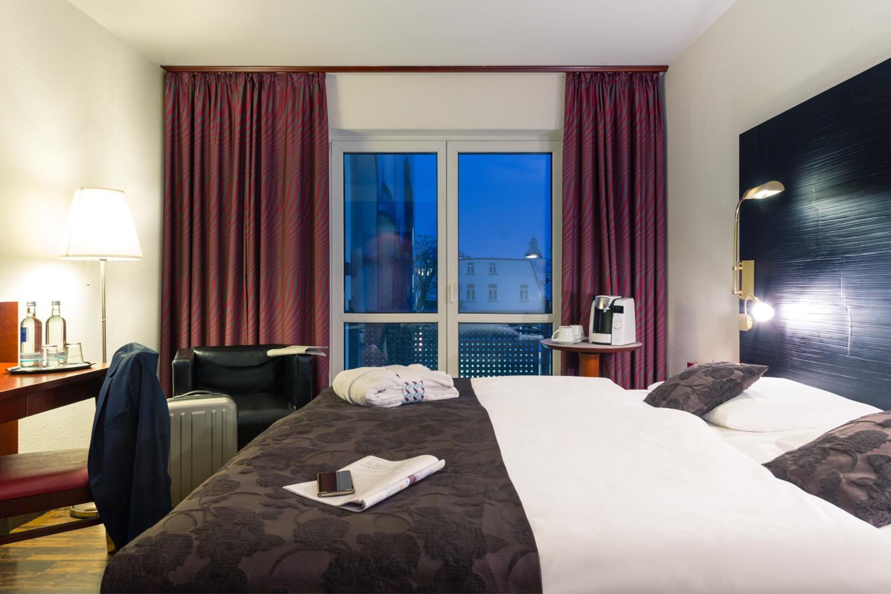 Classic King Room with Courtyard View - Photo 11