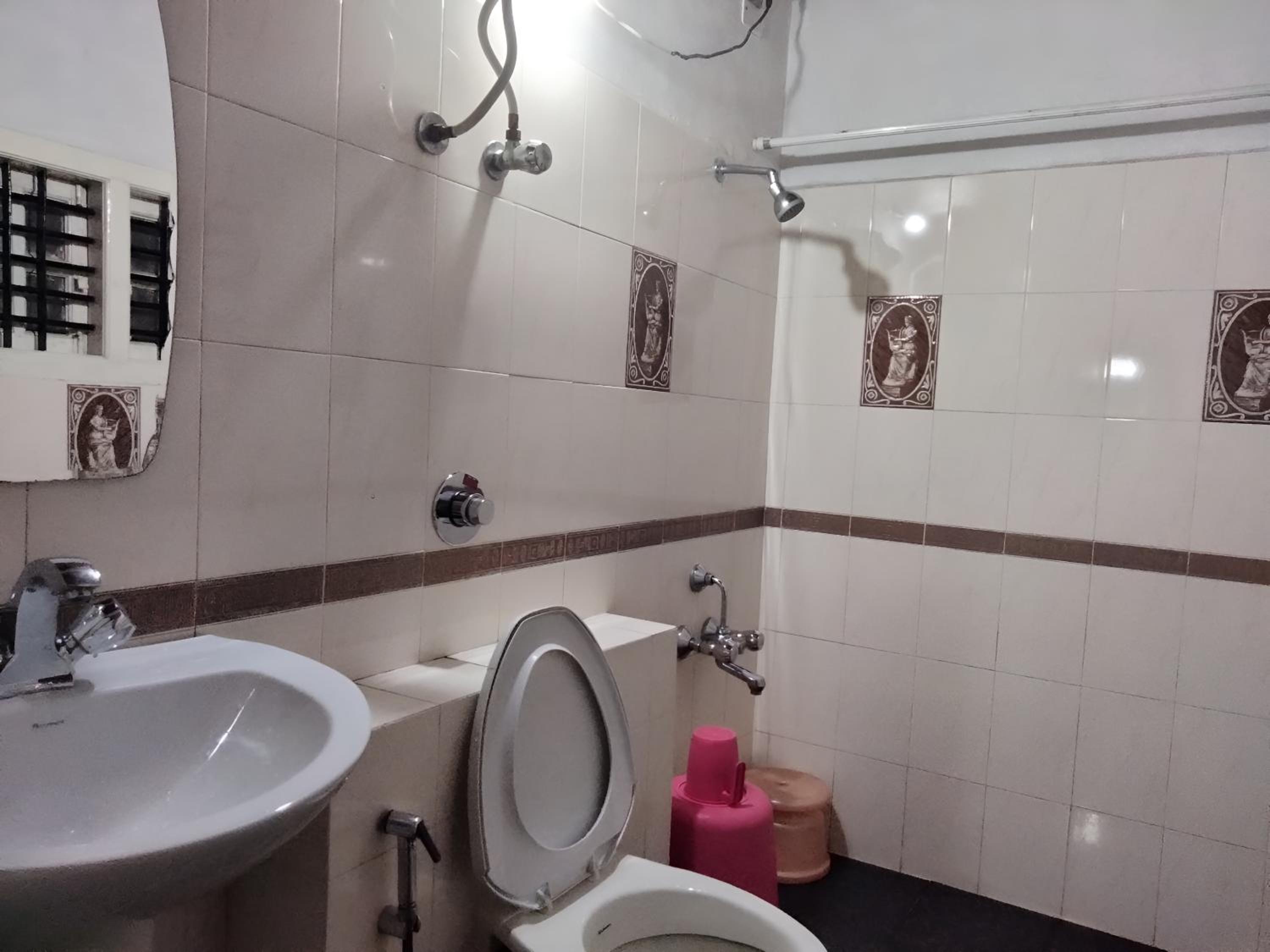 Family Room with Bathroom photo 2