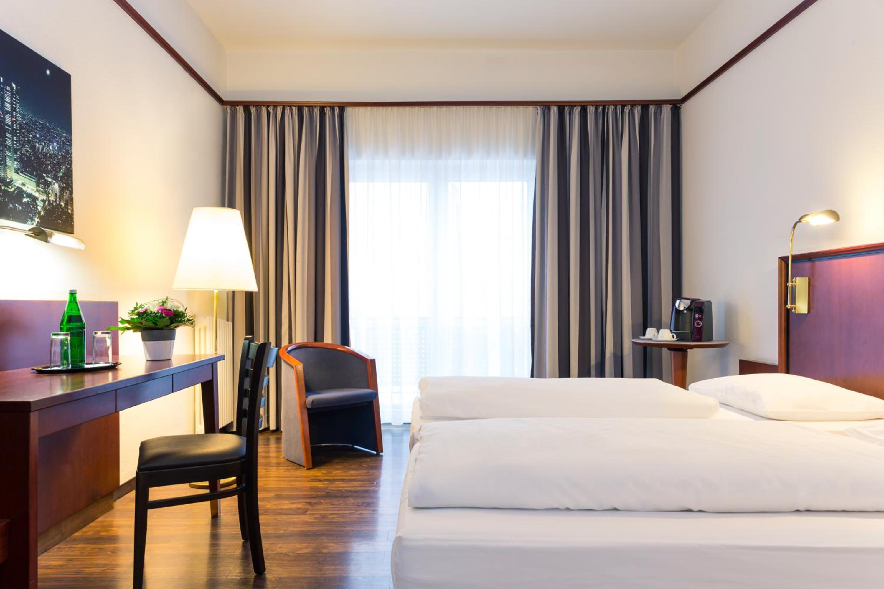 Classic Twin Room - City Side - Photo 9