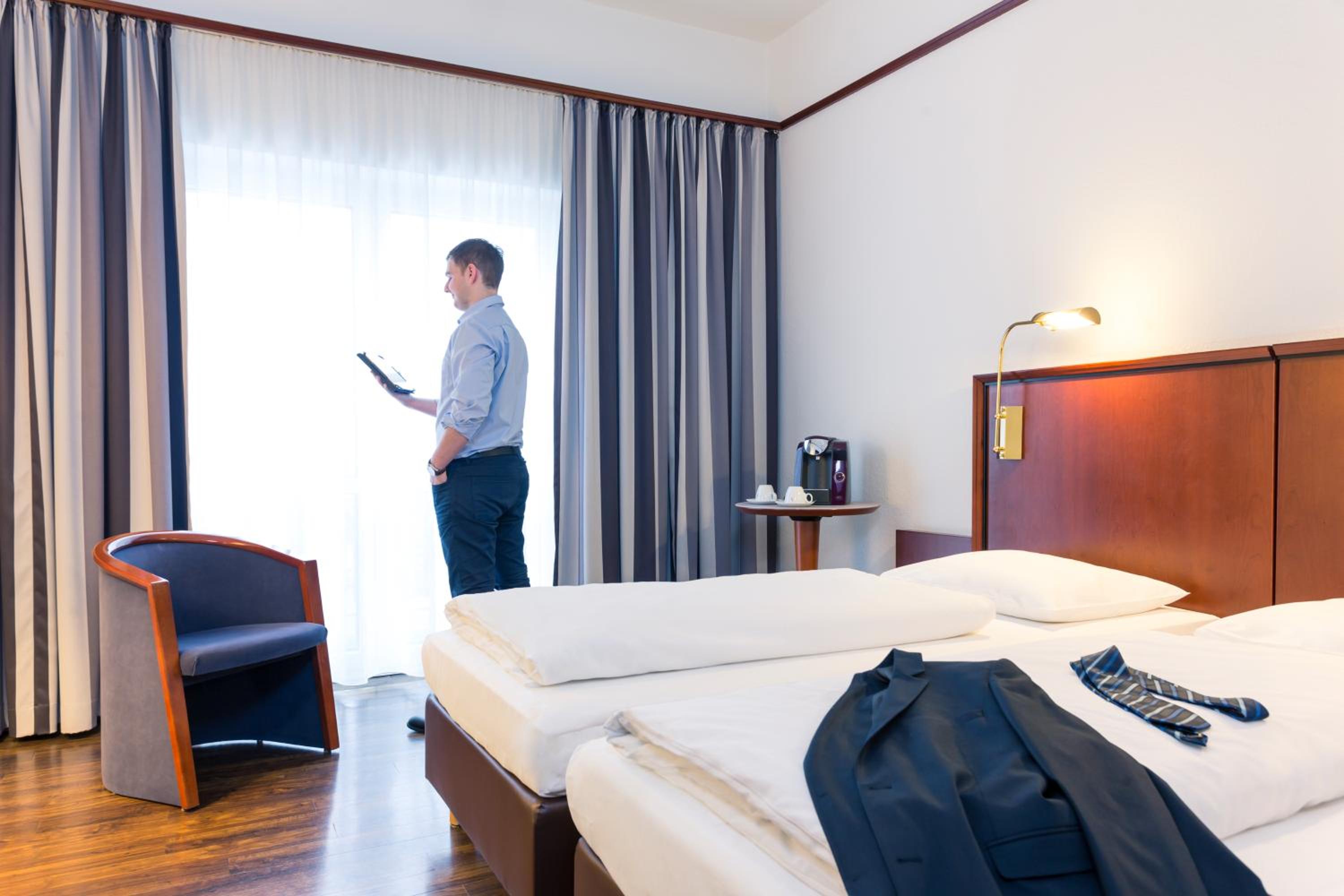 Classic Twin Room - City Side - Photo 8