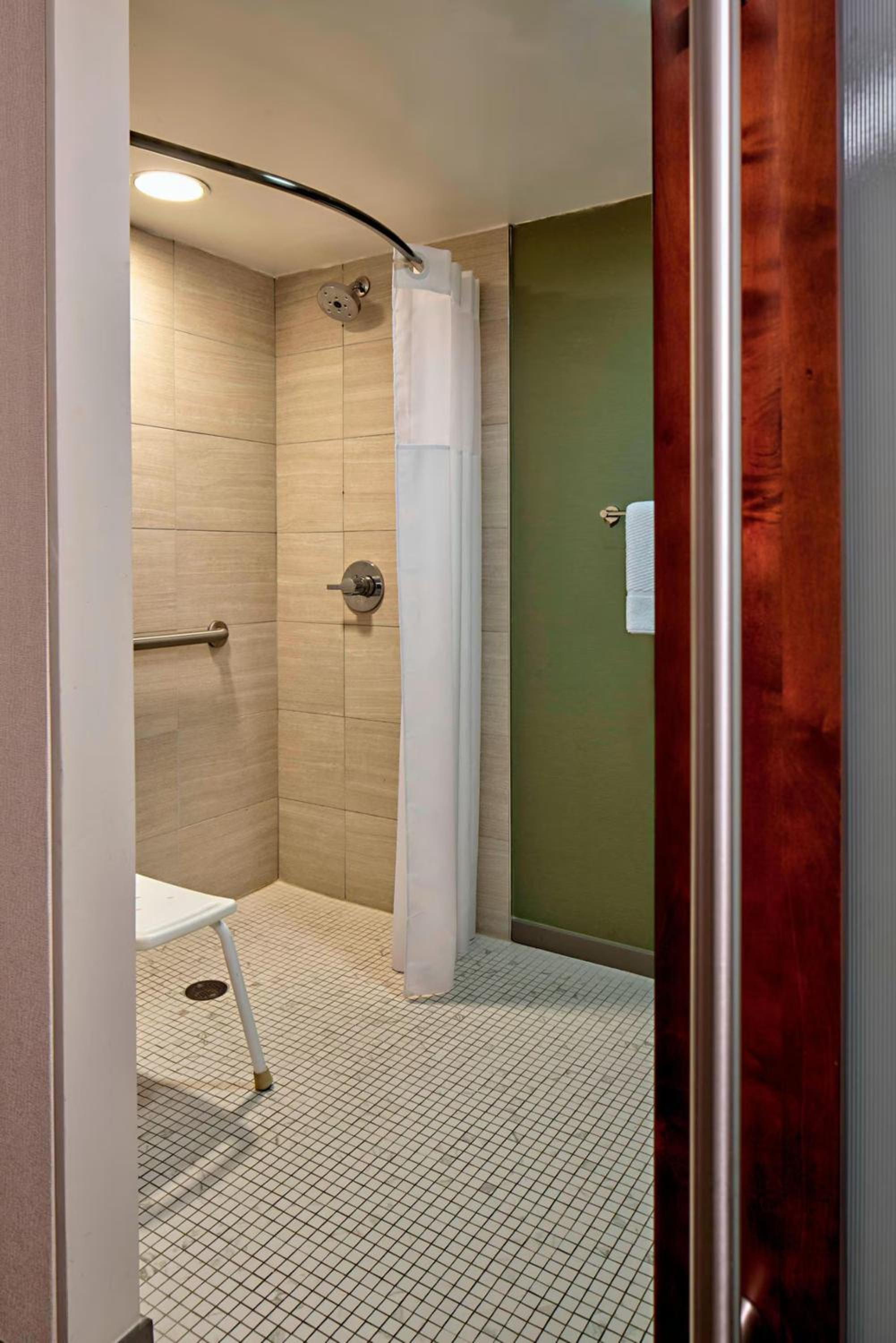 Double Room with Two Double Beds and Roll-n Shower - Mobility and Hearing Accessible - Photo 3